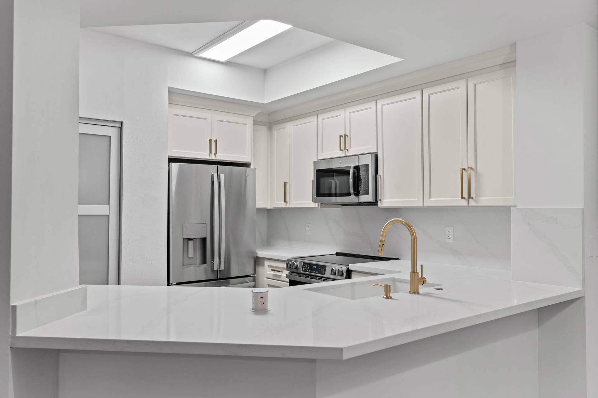 720 S Sapodilla Avenue, #106, West Palm Beach, FL 33401 Kitchen/ built-in charger