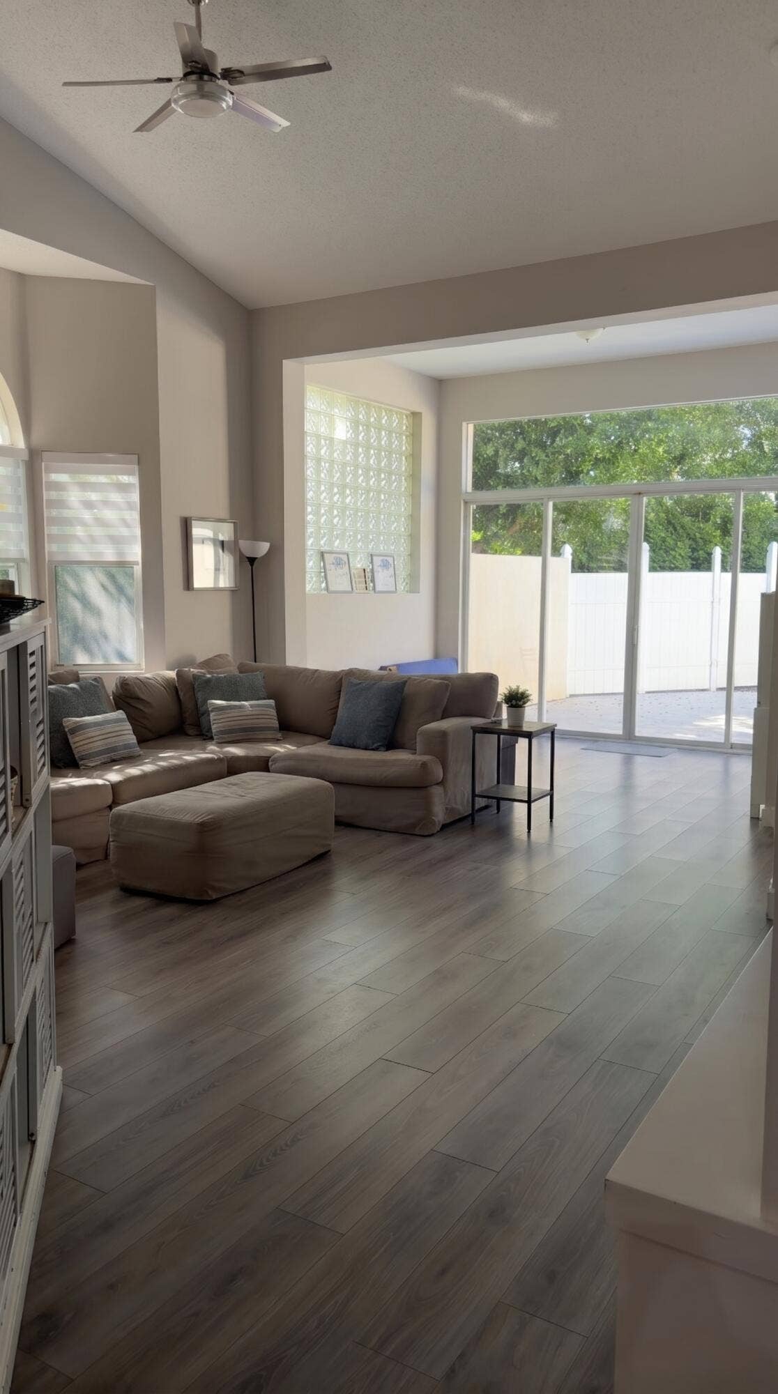 LIVINGROOM 1