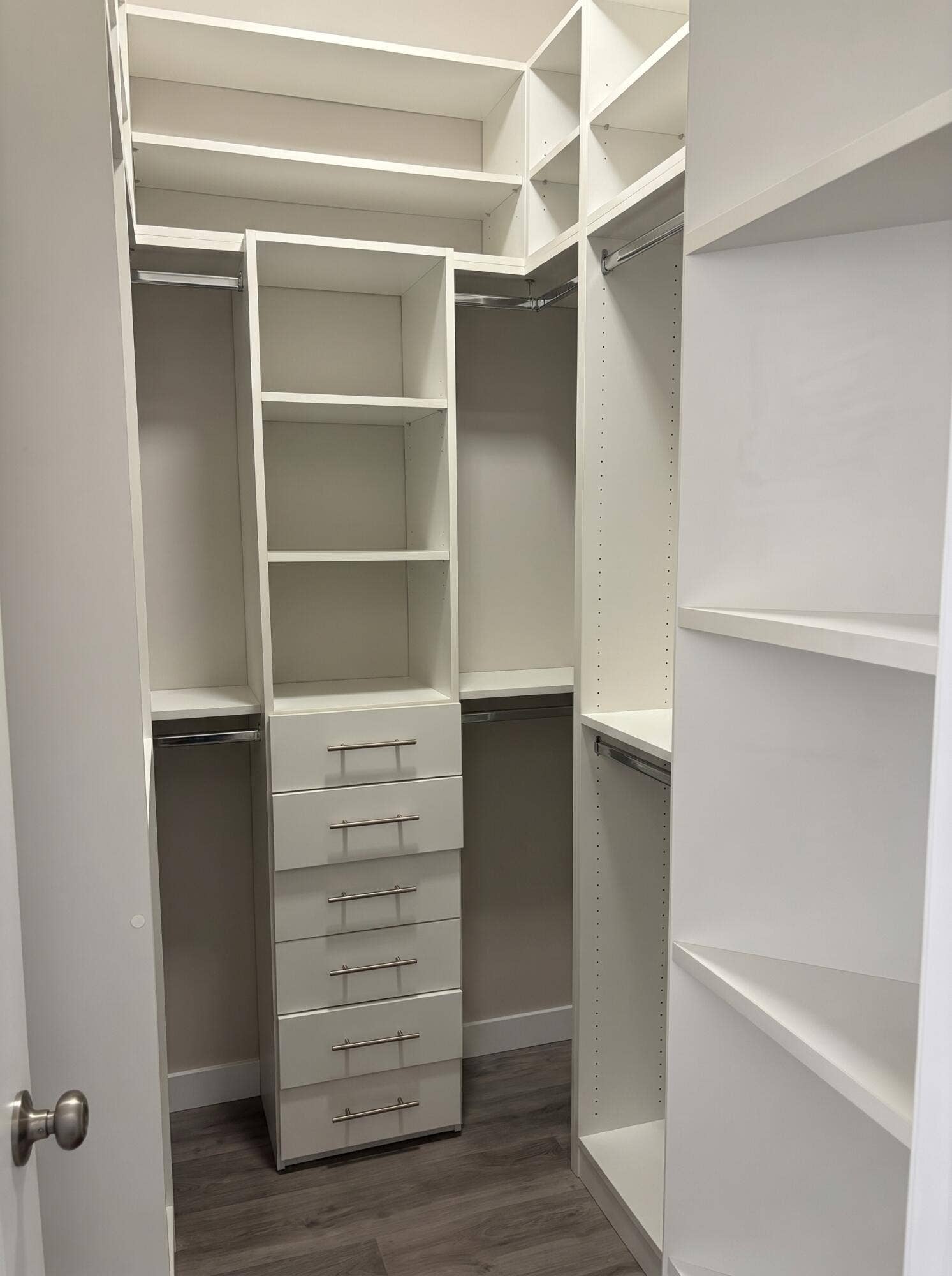 MASTER WALKING CLOSET