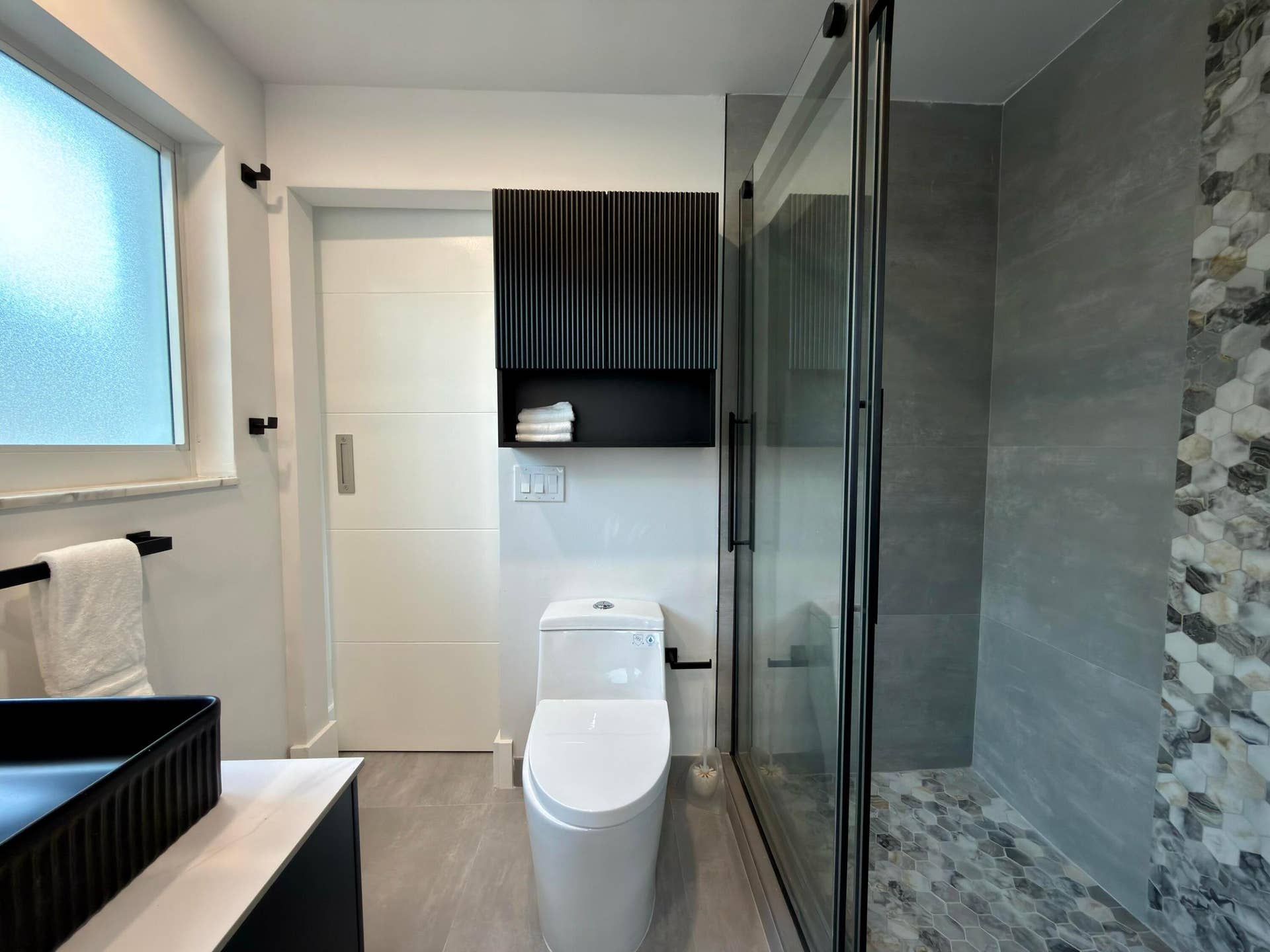 2222 NE 15th Court, Fort Lauderdale, FL 33304 Jack and Jill bathroom shared by the guests bedroom