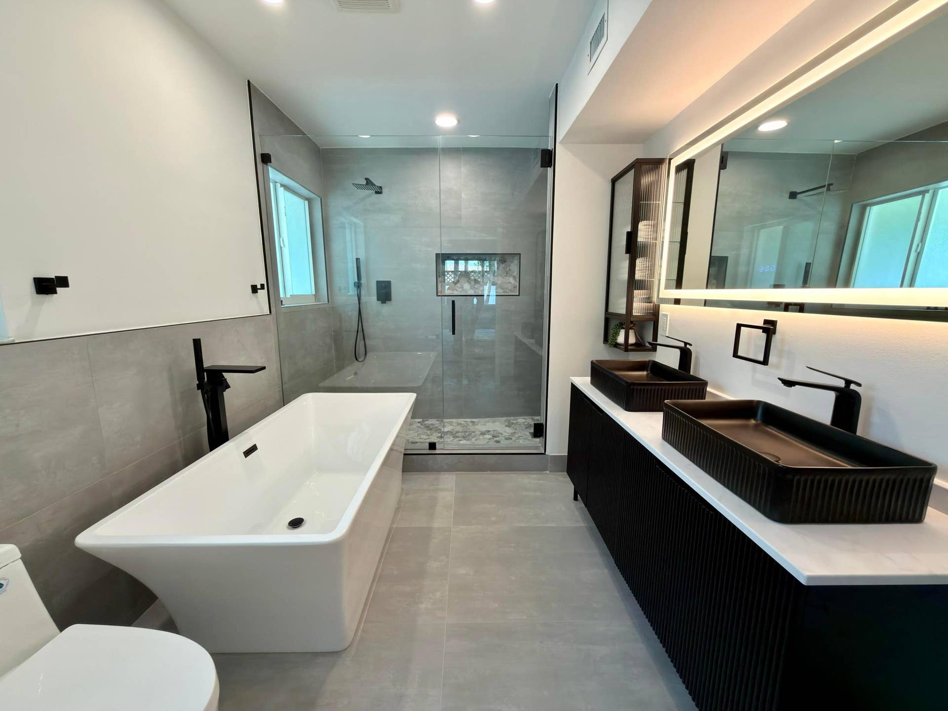 2222 NE 15th Court, Fort Lauderdale, FL 33304 Primary bathroom with double sinks, double shower and tub