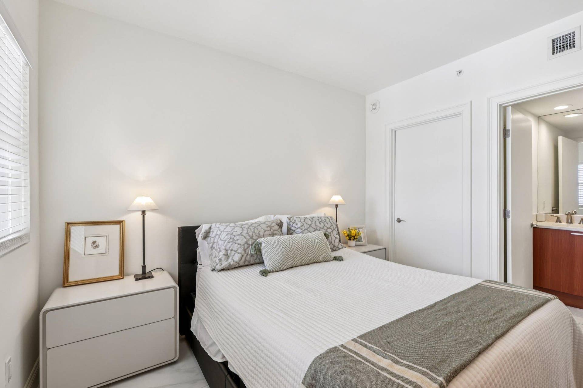 22-web-or-mls-Lake Shore Dr 2008-S0710-0