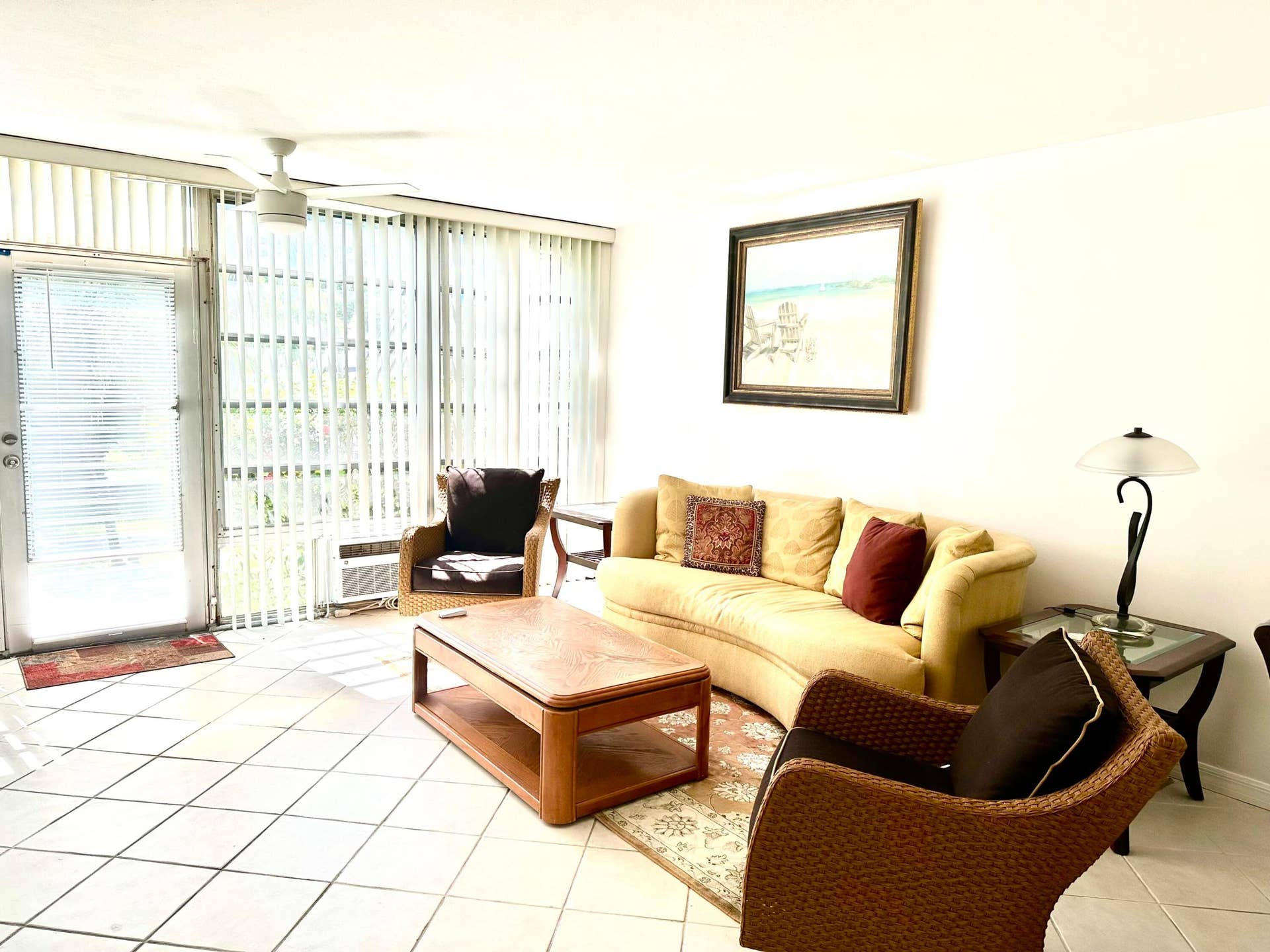 MC LIVING-ENTRY