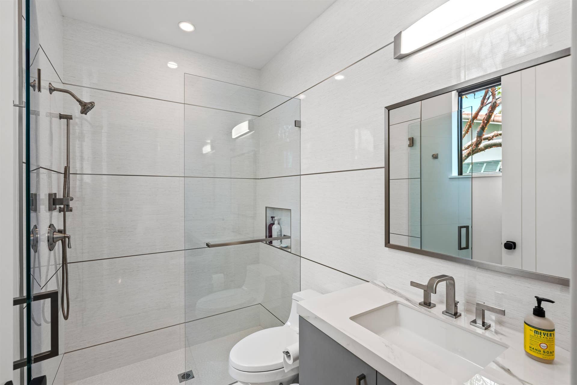2880 NE 35th Street, Lighthouse Point, FL 33064 GUEST_BATHR00M_1_DT