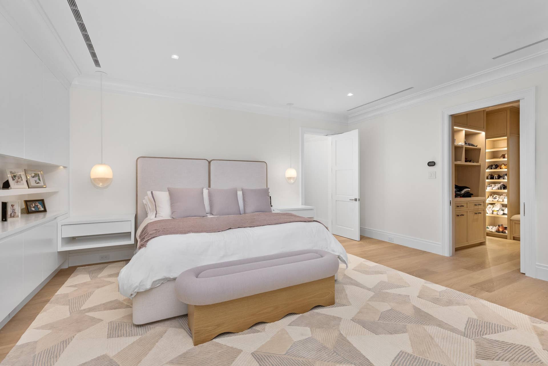 991 N Lake Way, Palm Beach, FL 33480 Primary Bedroom