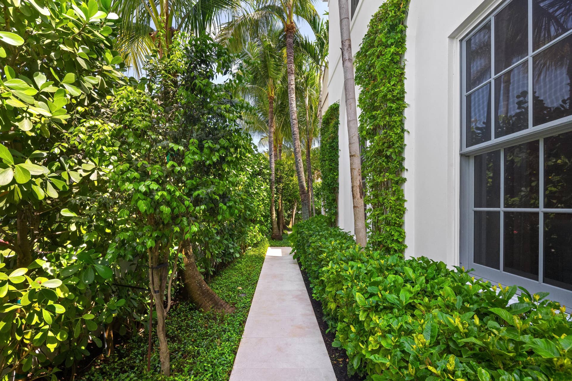 991 N Lake Way, Palm Beach, FL 33480 Exterior Front 9