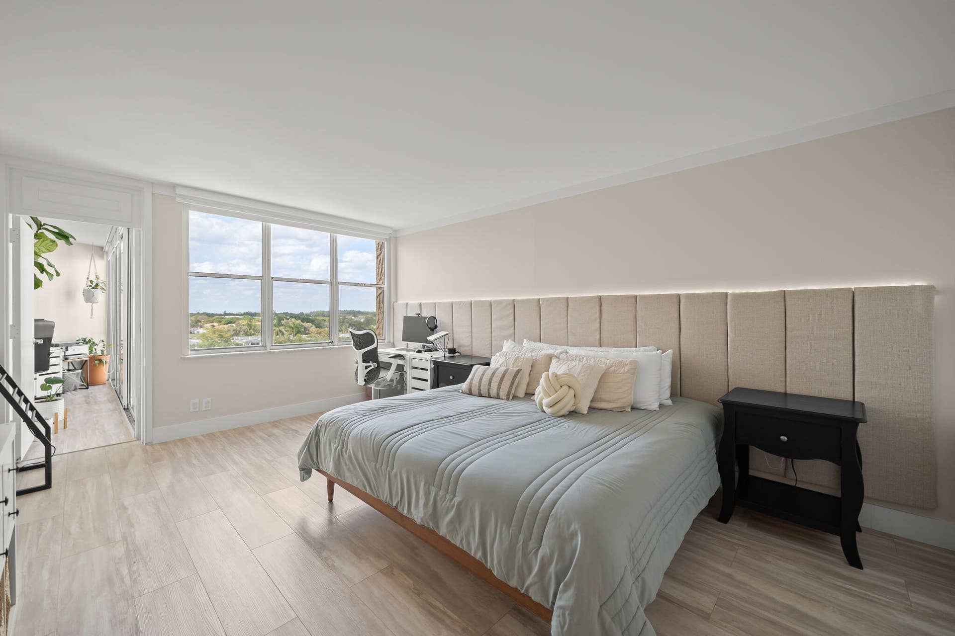 16300 Golf Club Road, Weston, FL 33326 Custom made bed frame integrated