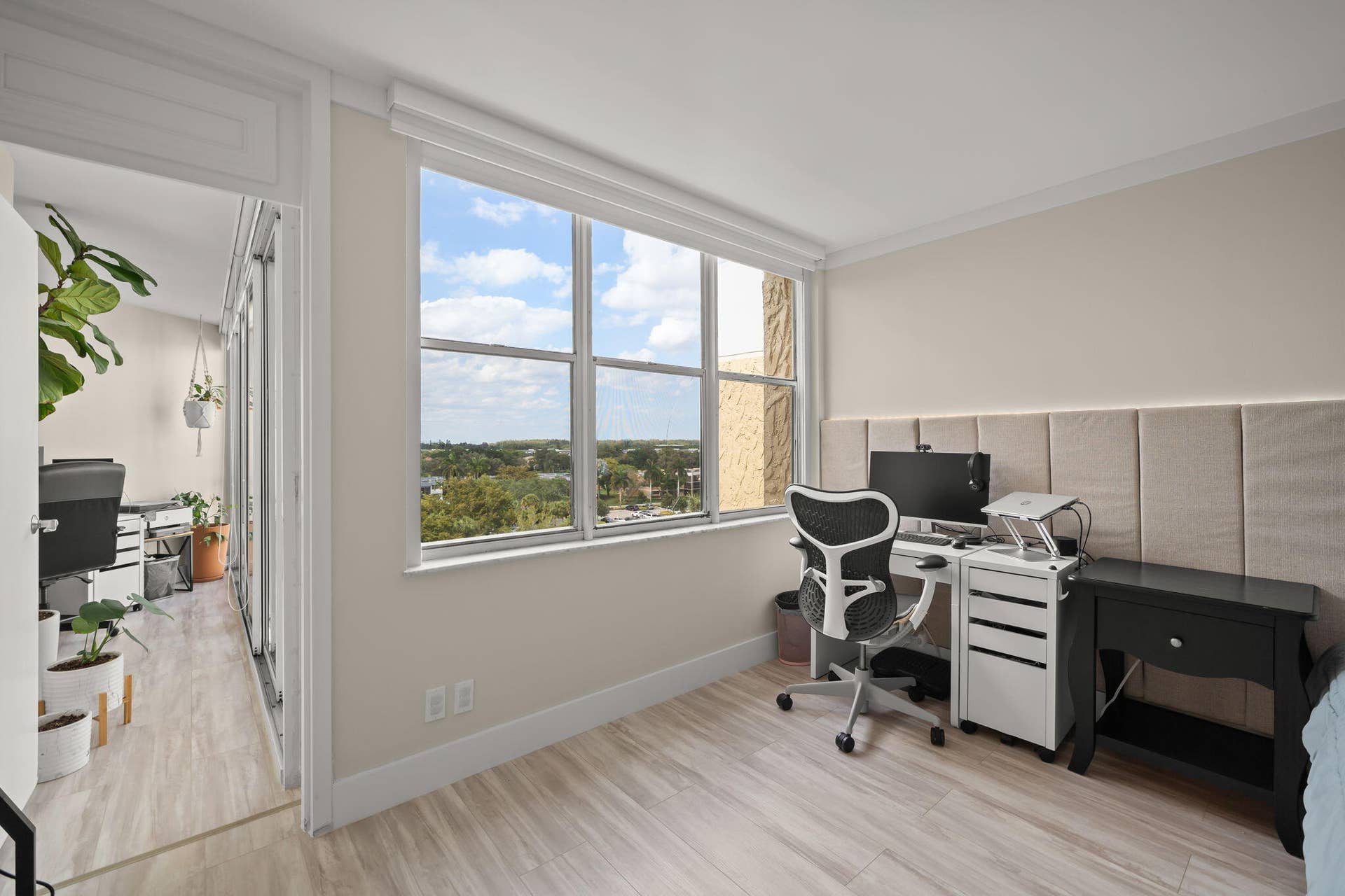 16300 Golf Club Road, Weston, FL 33326 oversized bedroom for your enjoyement