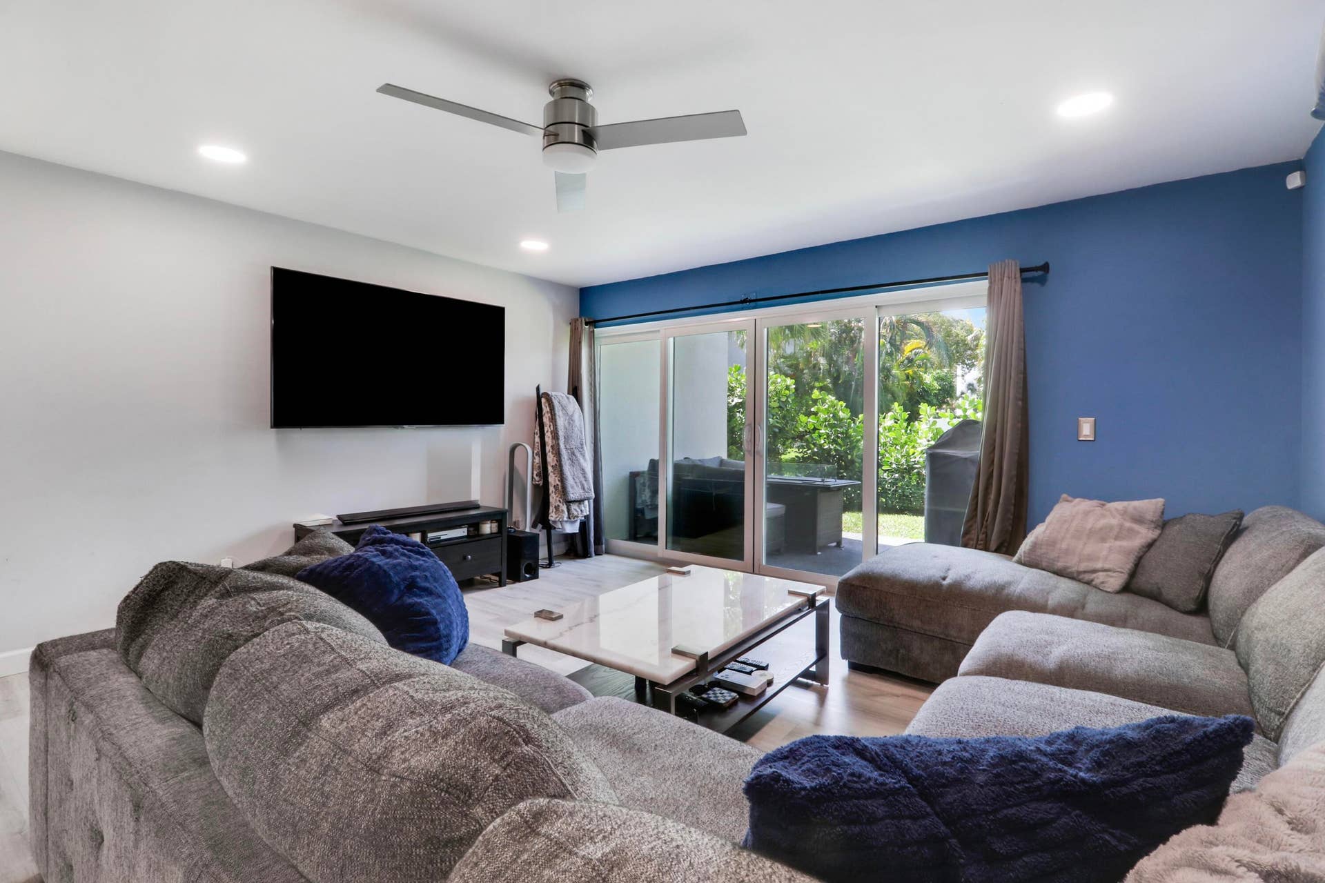 384 Golfview Road, #D, North Palm Beach, FL 33408 Living Room