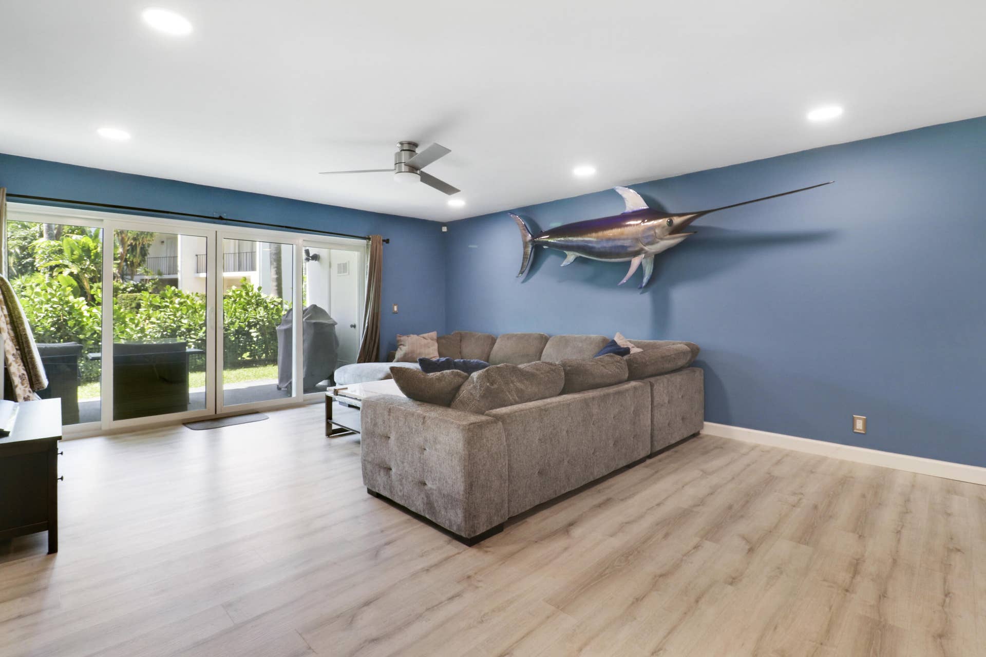 384 Golfview Road, #D, North Palm Beach, FL 33408 Living Room