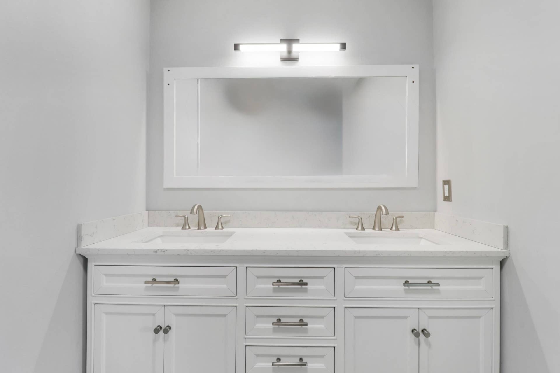 384 Golfview Road, #D, North Palm Beach, FL 33408 Primary Vanity