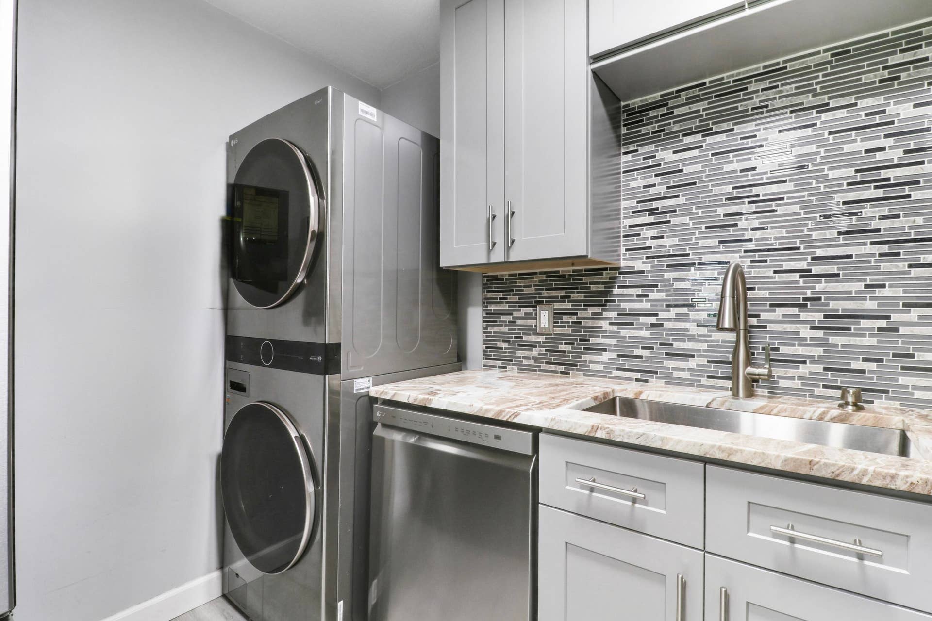 384 Golfview Road, #D, North Palm Beach, FL 33408 Washer/Dryer
