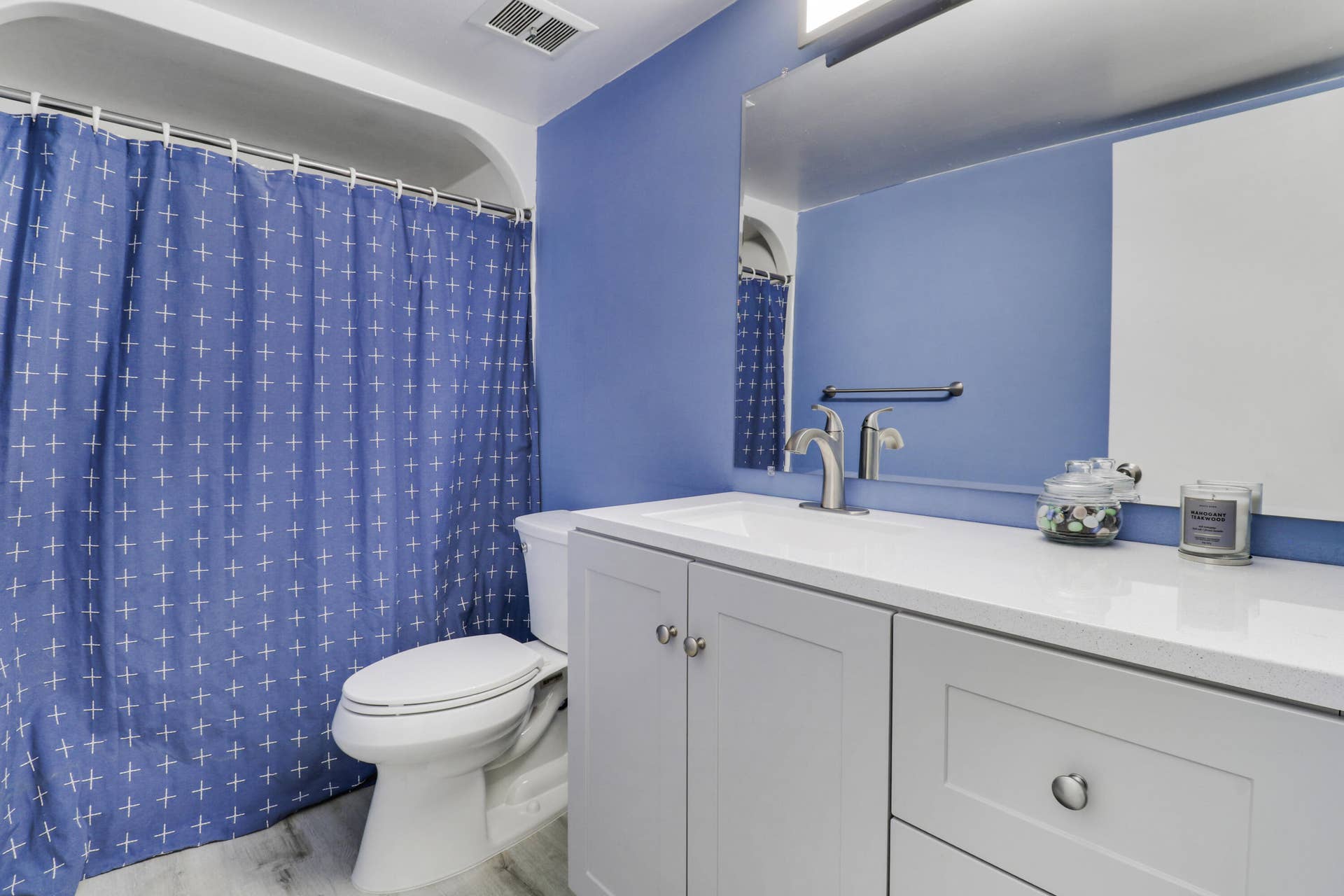 384 Golfview Road, #D, North Palm Beach, FL 33408 Guest Bath