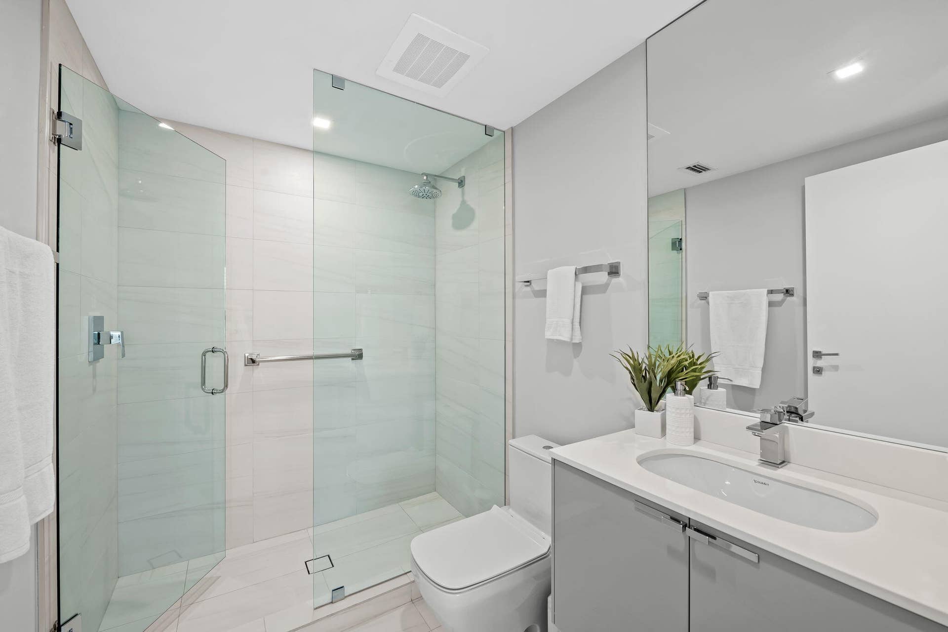 435 Bayshore Drive, #302, Fort Lauderdale, FL 33304 En-suite bathroom #1