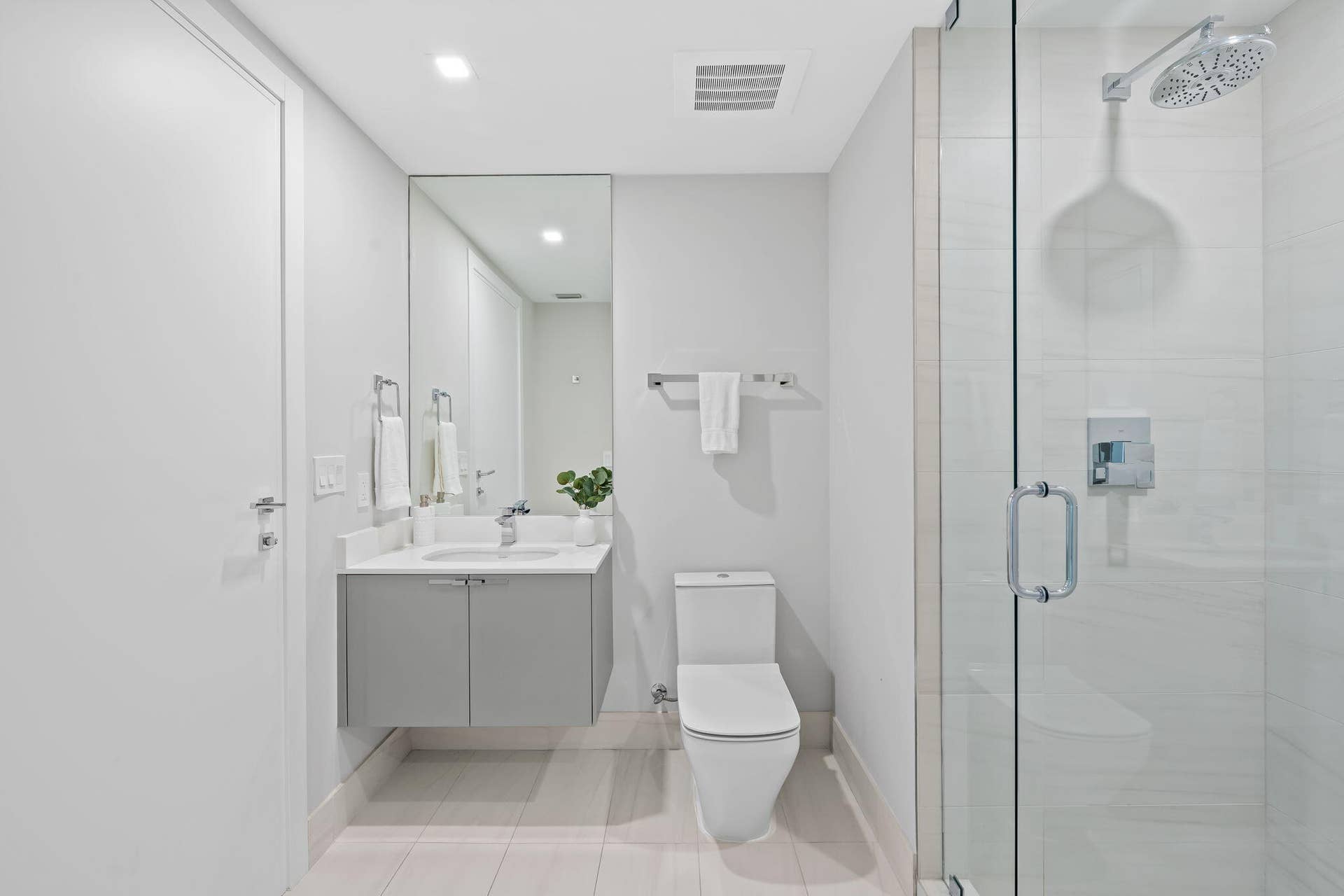 435 Bayshore Drive, #302, Fort Lauderdale, FL 33304 En-suite bathroom #2