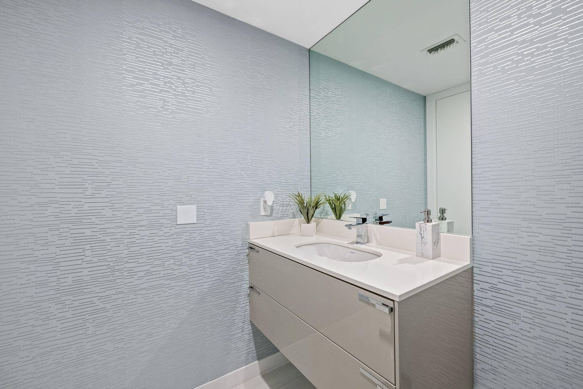 435 Bayshore Drive, #302, Fort Lauderdale, FL 33304 Powder room