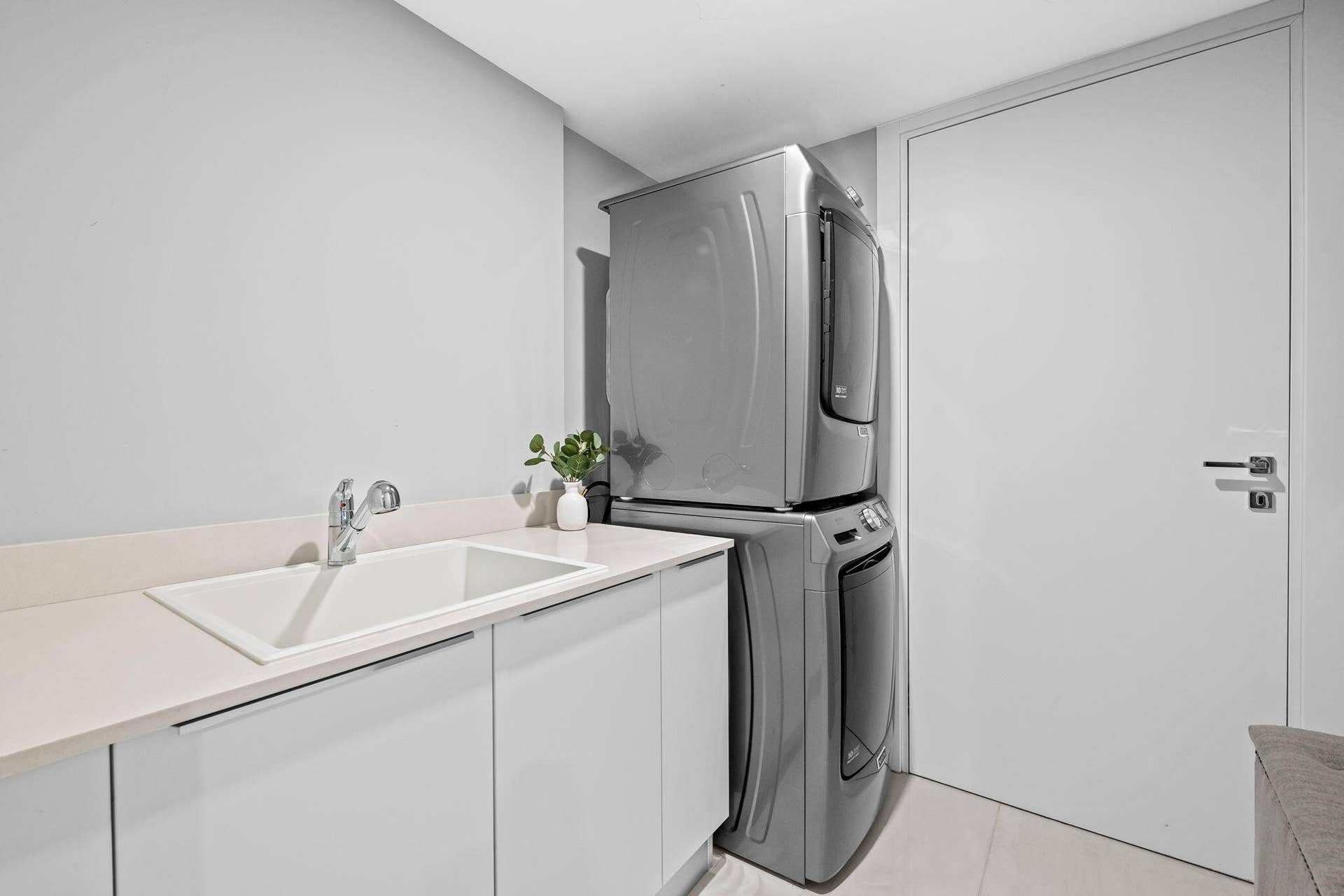 435 Bayshore Drive, #302, Fort Lauderdale, FL 33304 large Laundry room