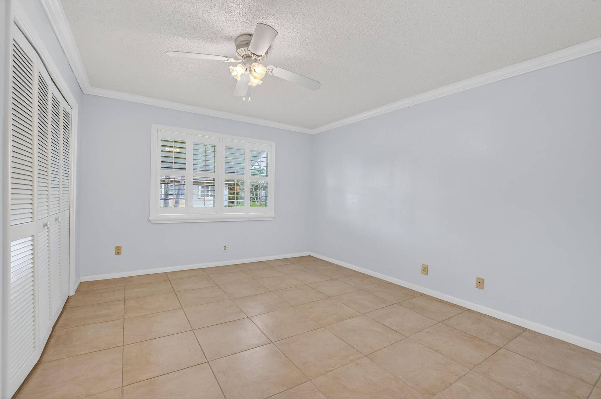 Large 2nd Bedroom - spy the plantation shutters + wall closet