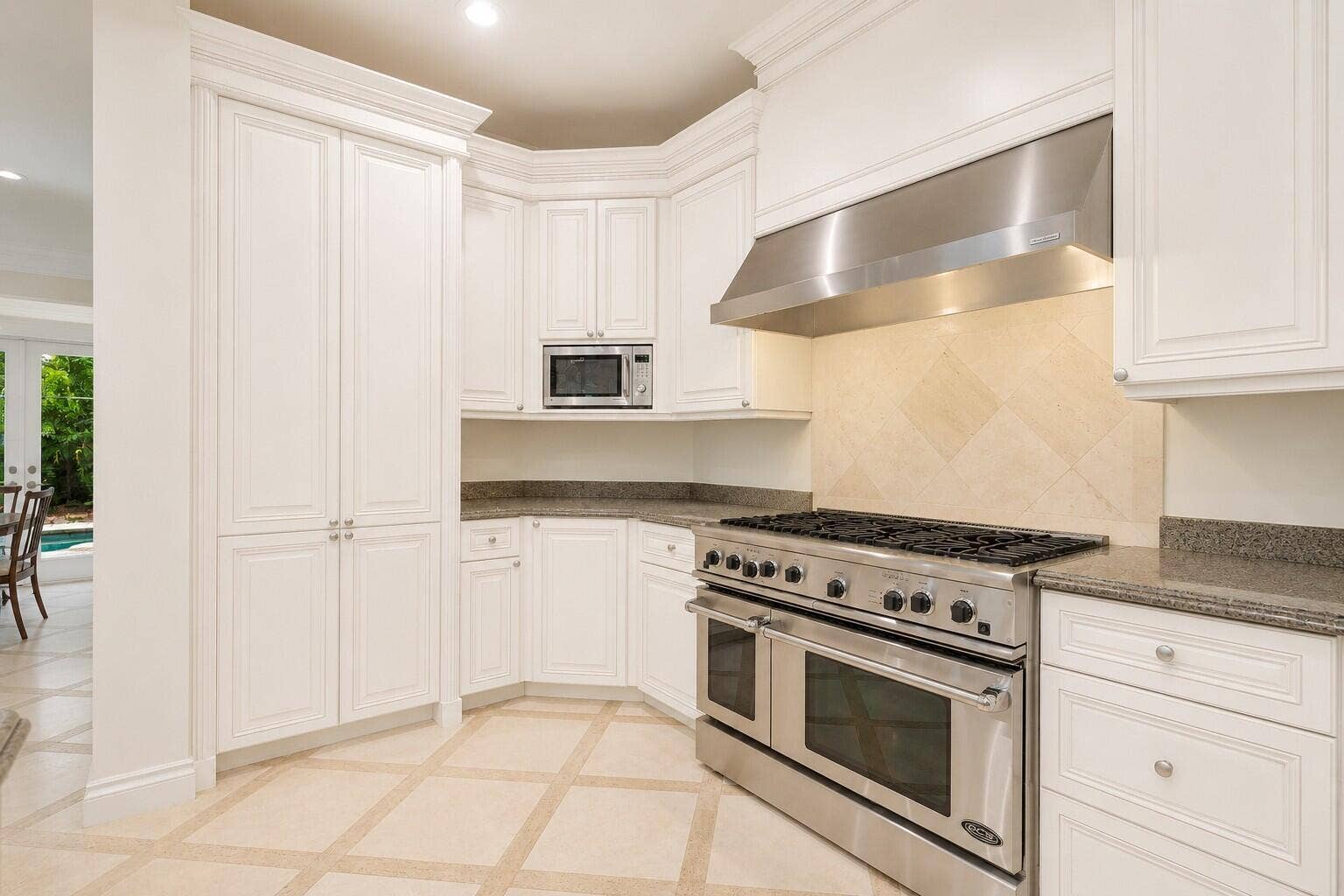 286 Jamaica Lane, Palm Beach, FL 33480 kitchen range