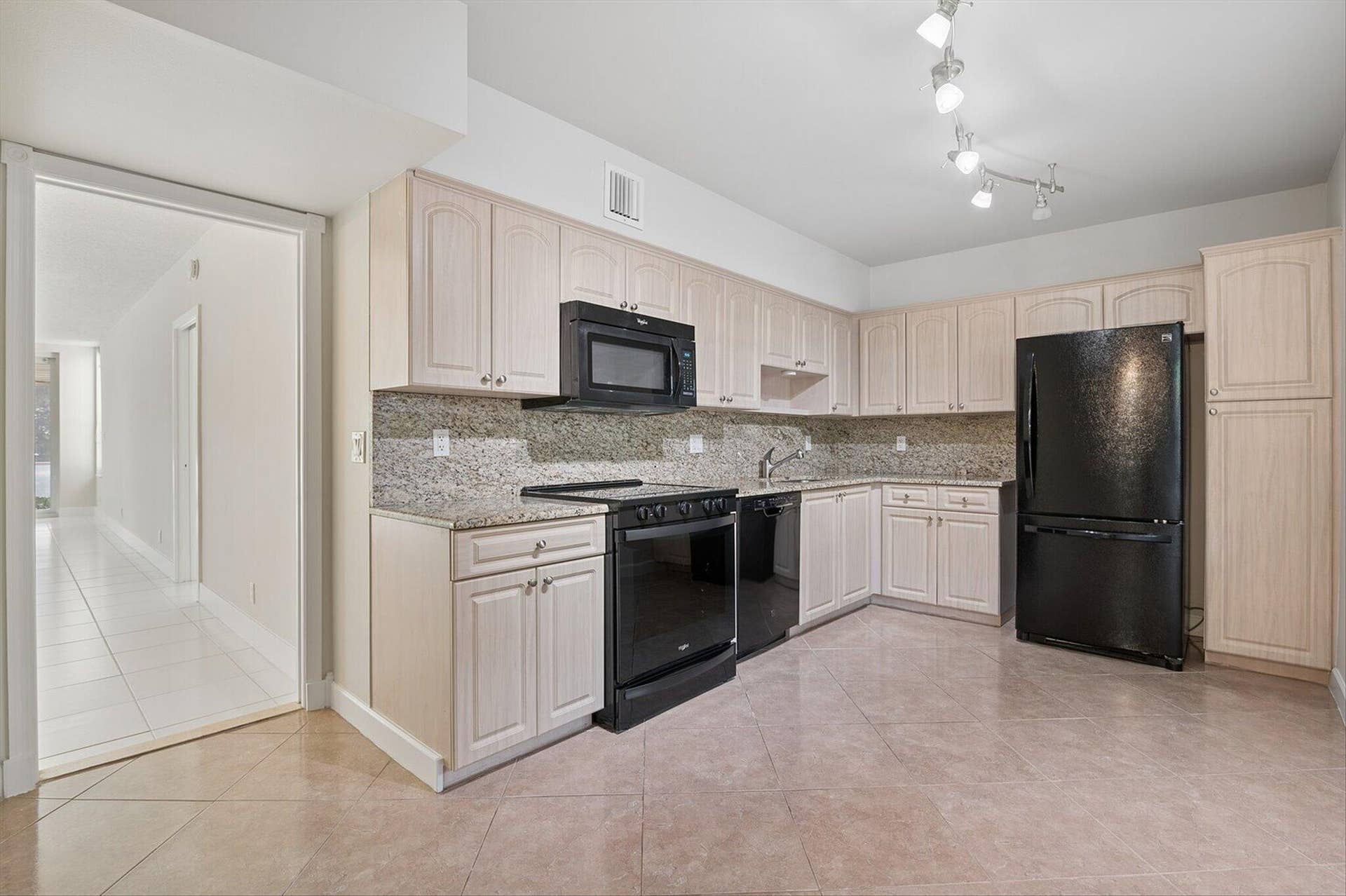 804 Cypress Grove Lane, #104, Pompano Beach, FL 33069 05-Cowan-804 Cypress Cove Ln #104-5