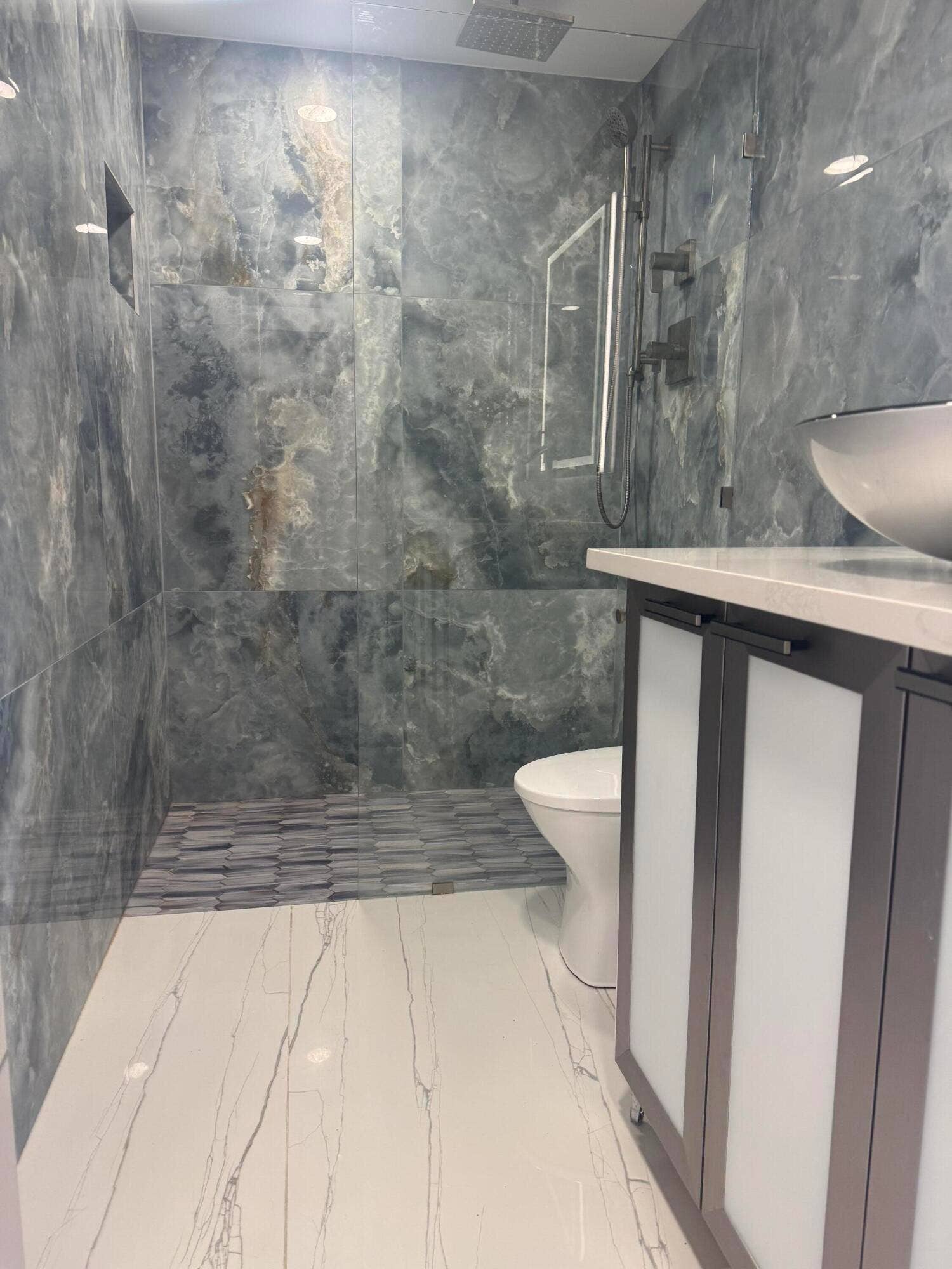 105 Paradise Harbour Boulevard, #108, North Palm Beach, FL 33408 Bath