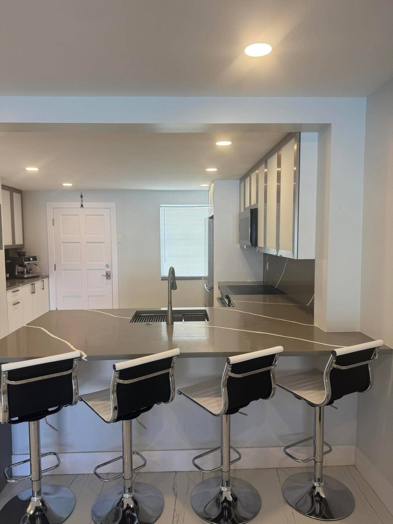 105 Paradise Harbour Boulevard, #108, North Palm Beach, FL 33408 Kitchen Island