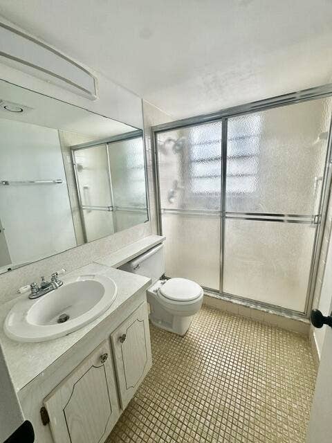 Main Bathroom w/Shower