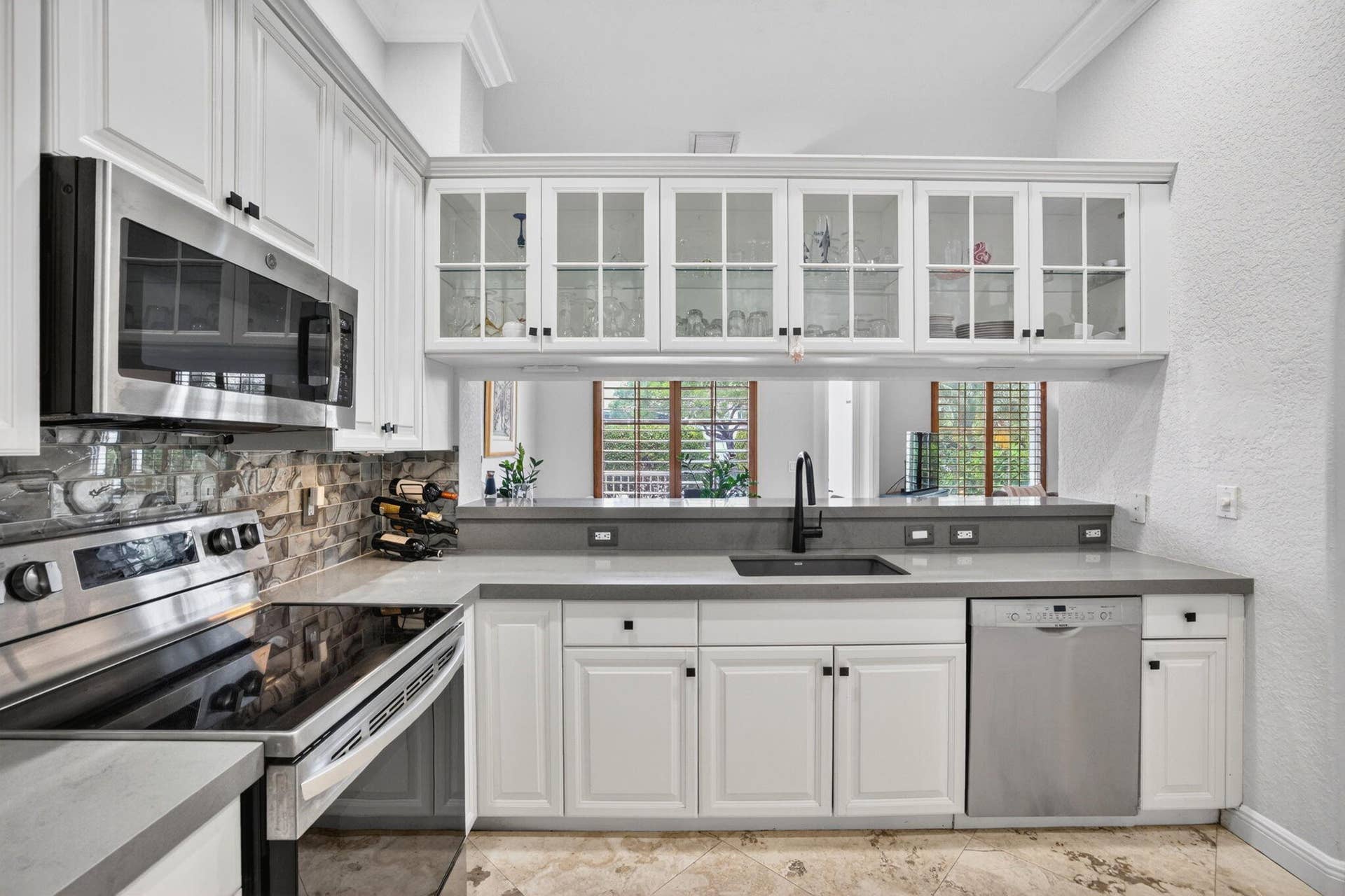 2860 Marina Circle, Lighthouse Point, FL 33064 Updated Kitchen with newer appliances