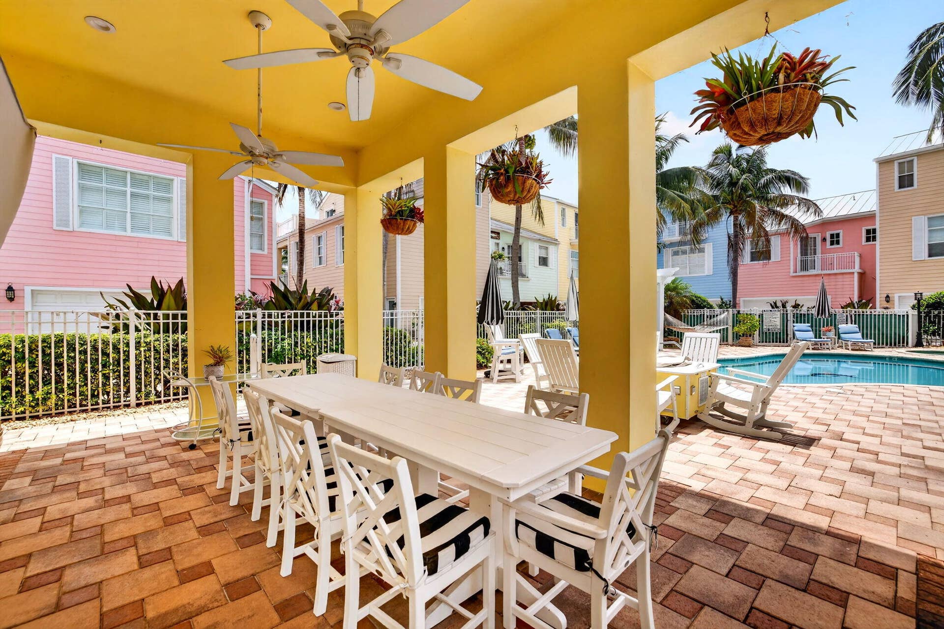 2860 Marina Circle, Lighthouse Point, FL 33064 Eating Area with Outdoor TV