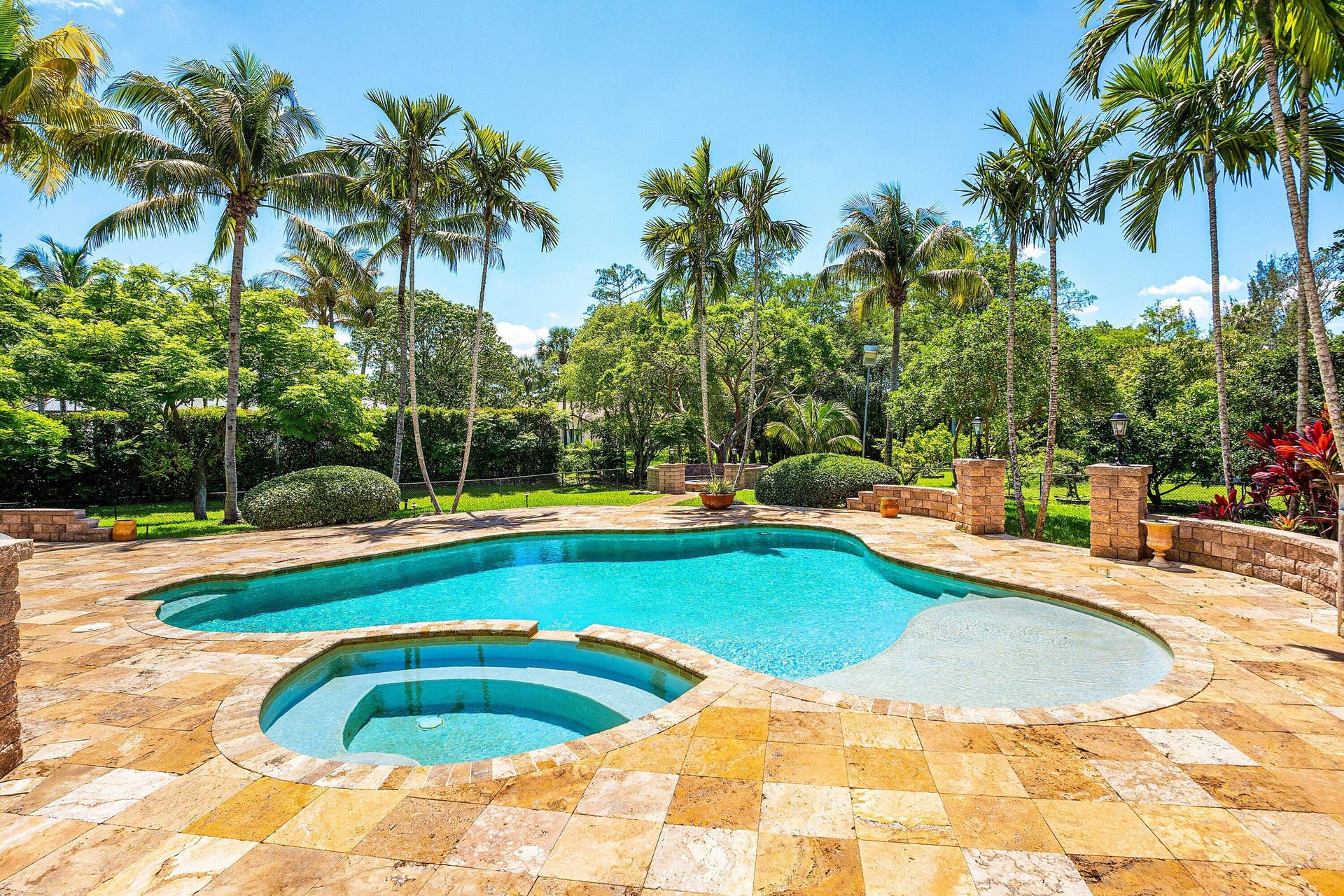 Salt-water Heated Pool & Hot tub