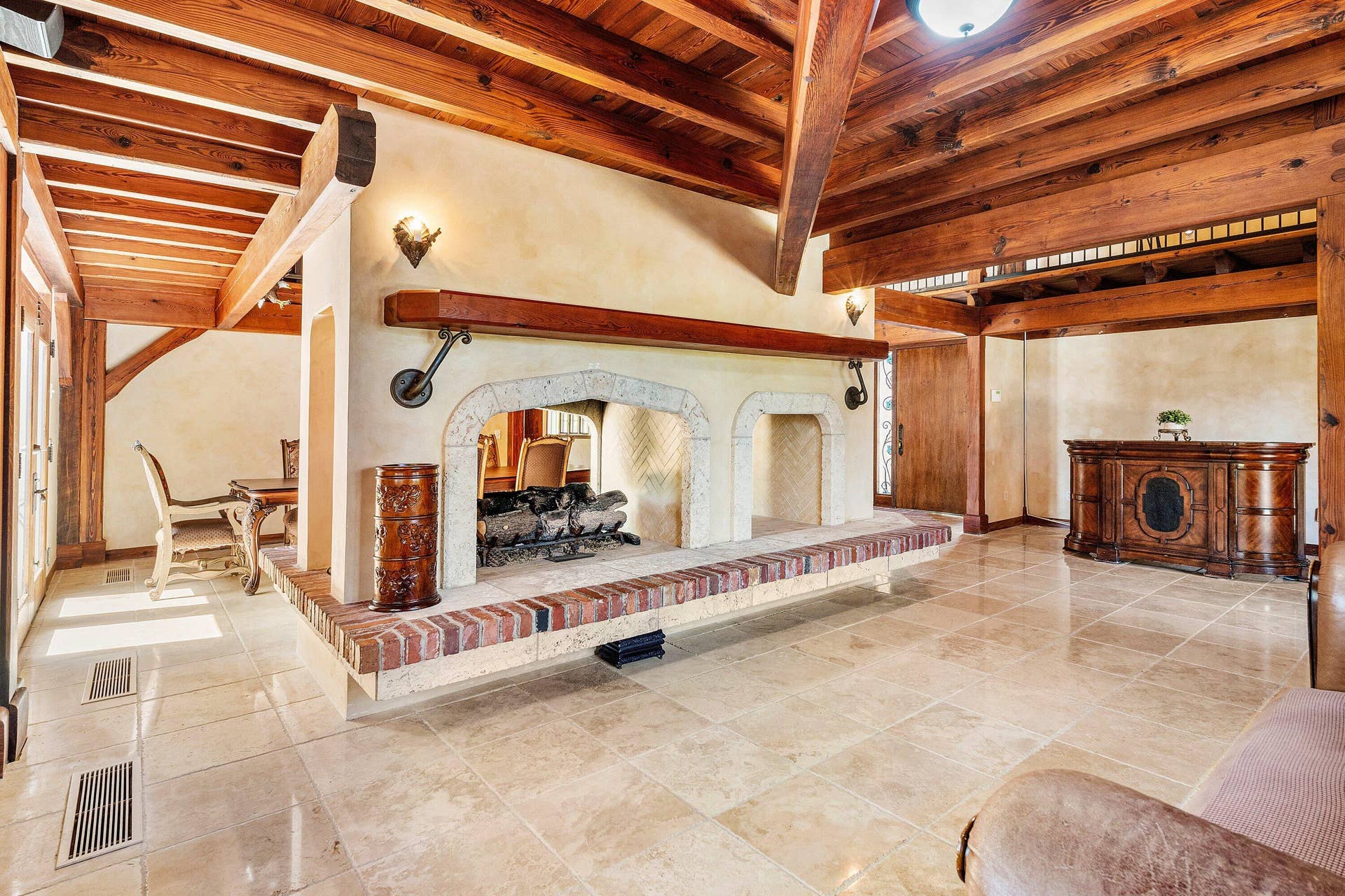 Living Room/gas fire place