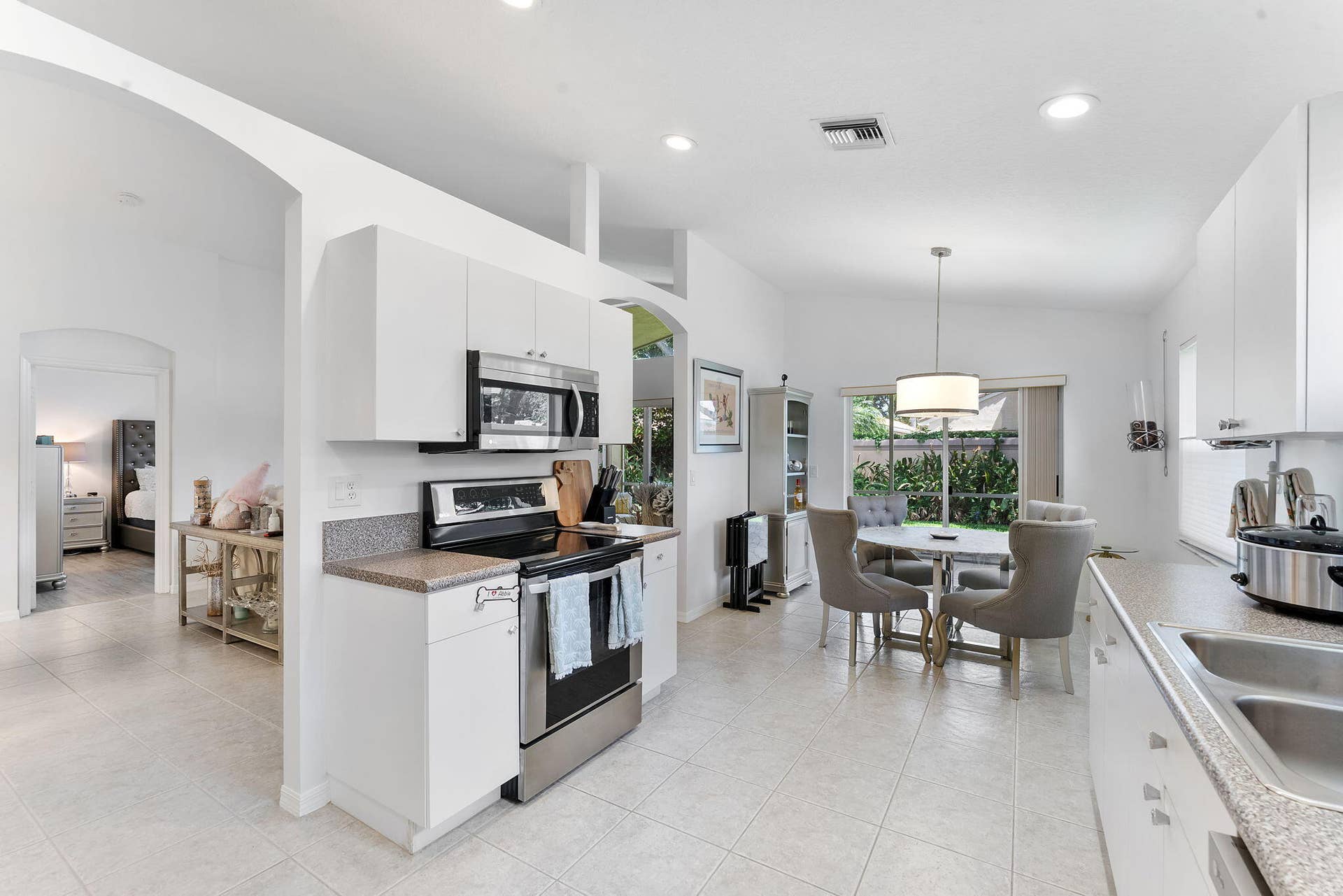6887 Viale Elizabeth, Delray Beach, FL 33446 Kitchen