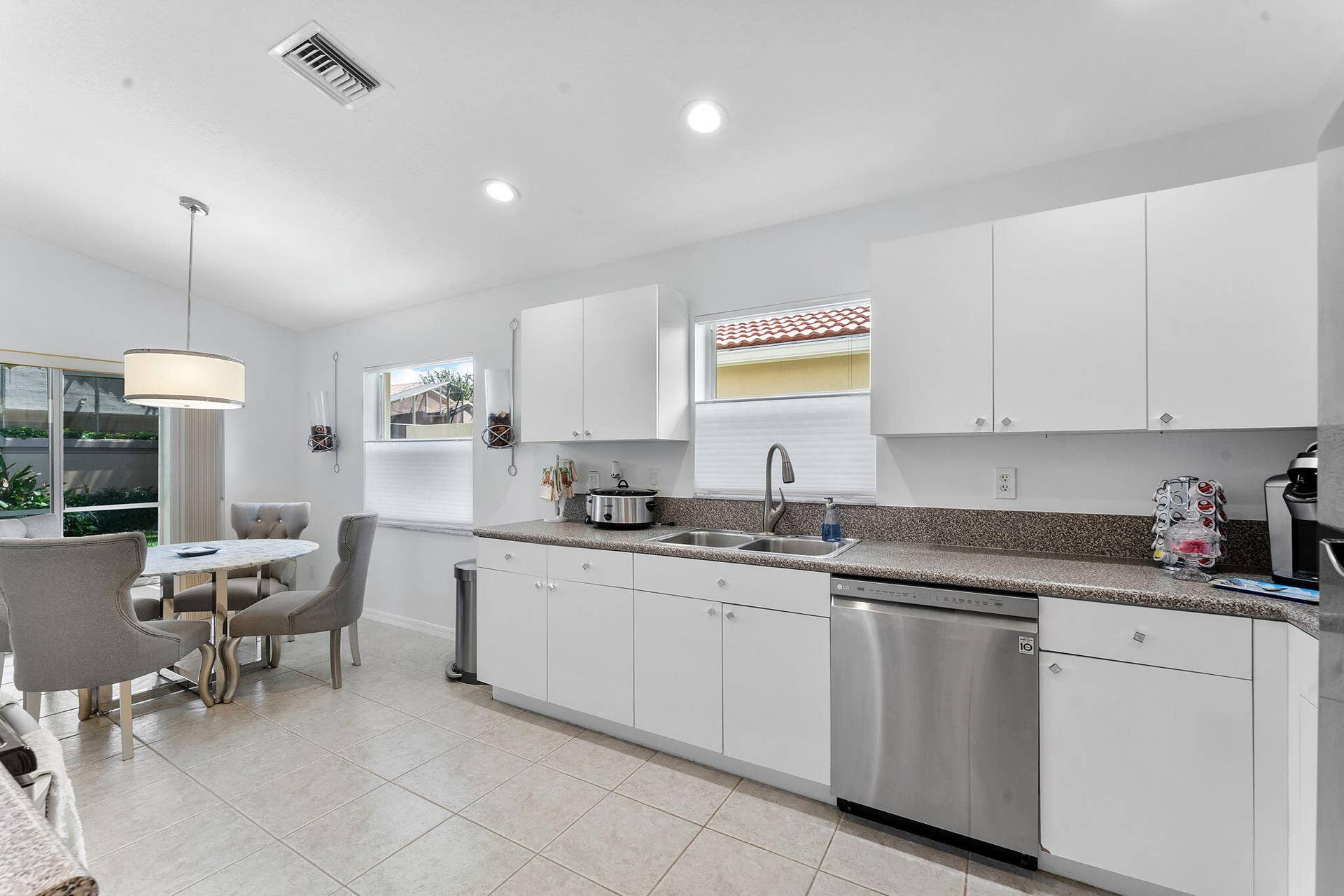 6887 Viale Elizabeth, Delray Beach, FL 33446 Kitchen