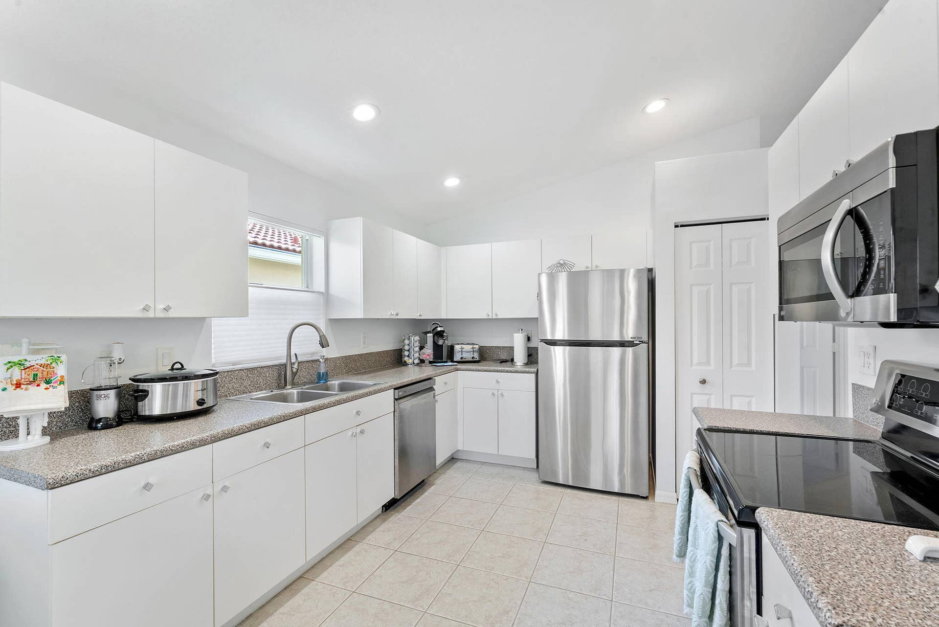 6887 Viale Elizabeth, Delray Beach, FL 33446 Kitchen
