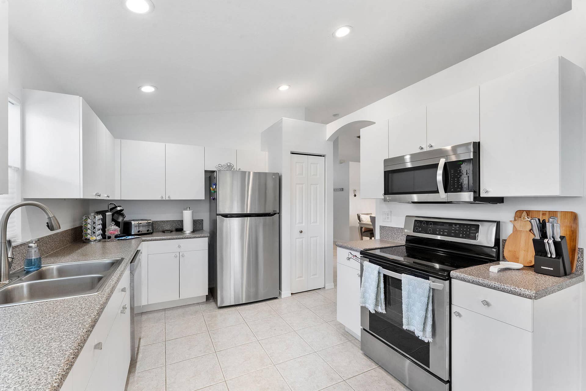 6887 Viale Elizabeth, Delray Beach, FL 33446 Kitchen