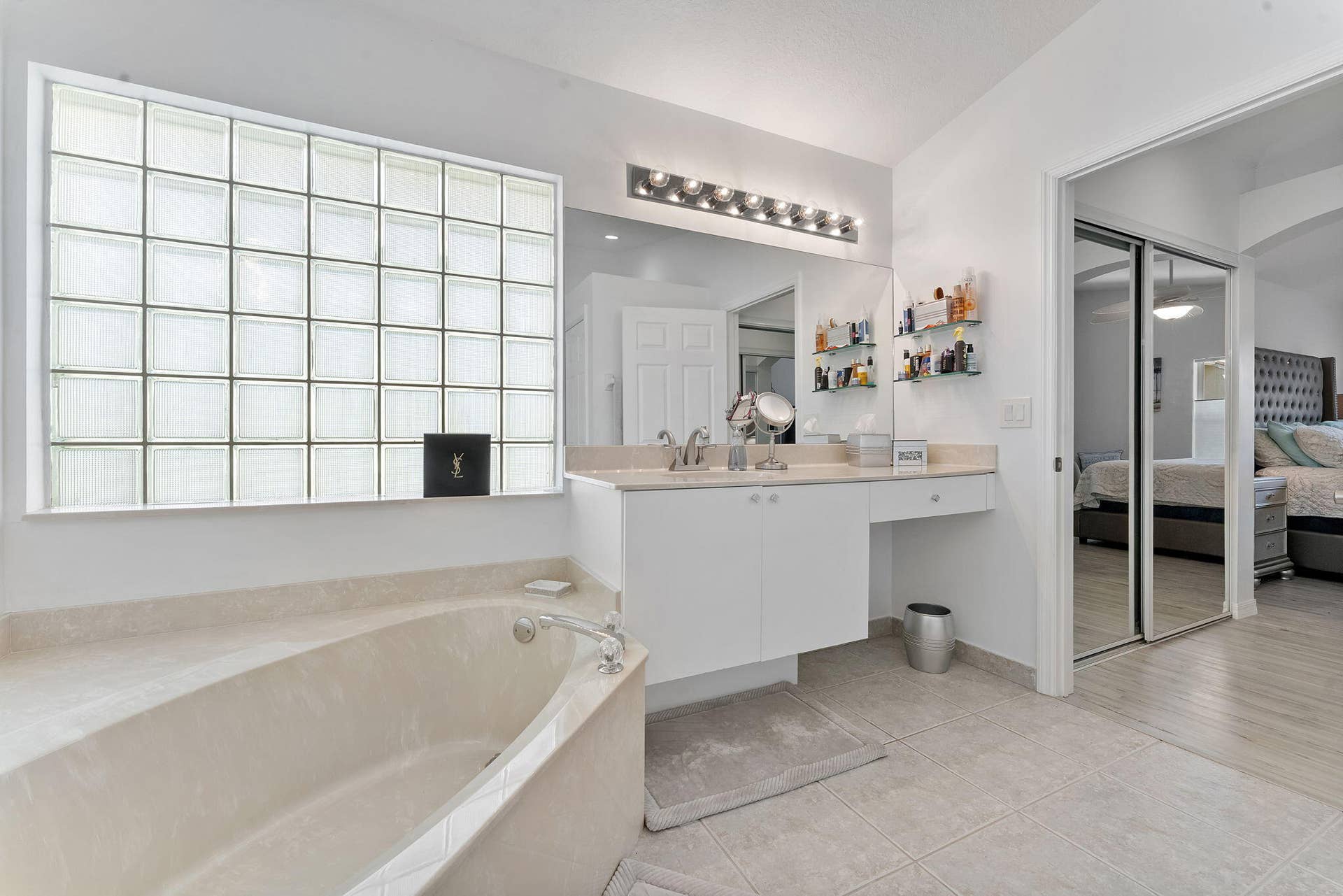 6887 Viale Elizabeth, Delray Beach, FL 33446 Primary Bathroom