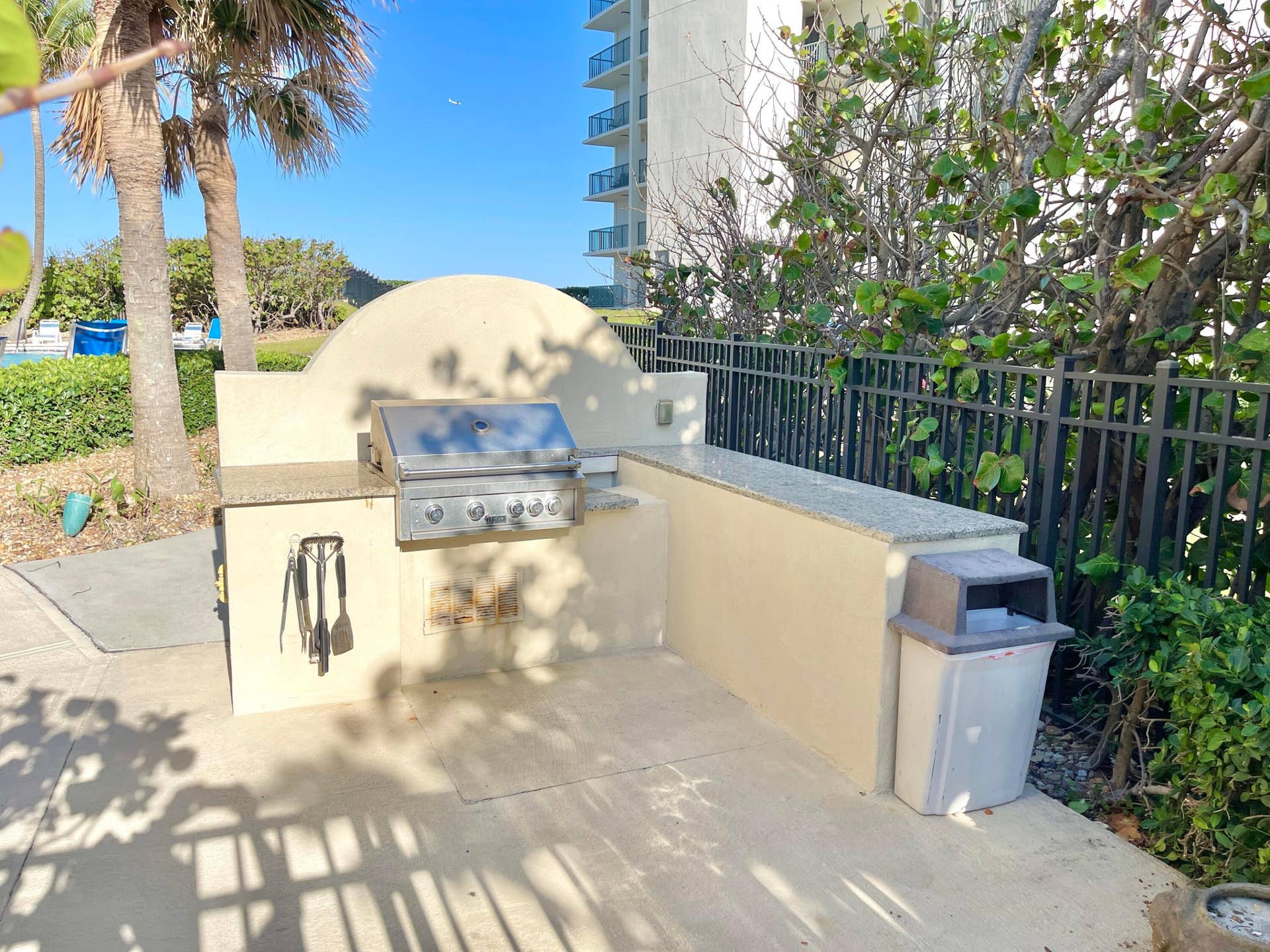 5420 N Ocean Drive, #906, Singer Island, Singer Island, FL 33404 Community Grill
