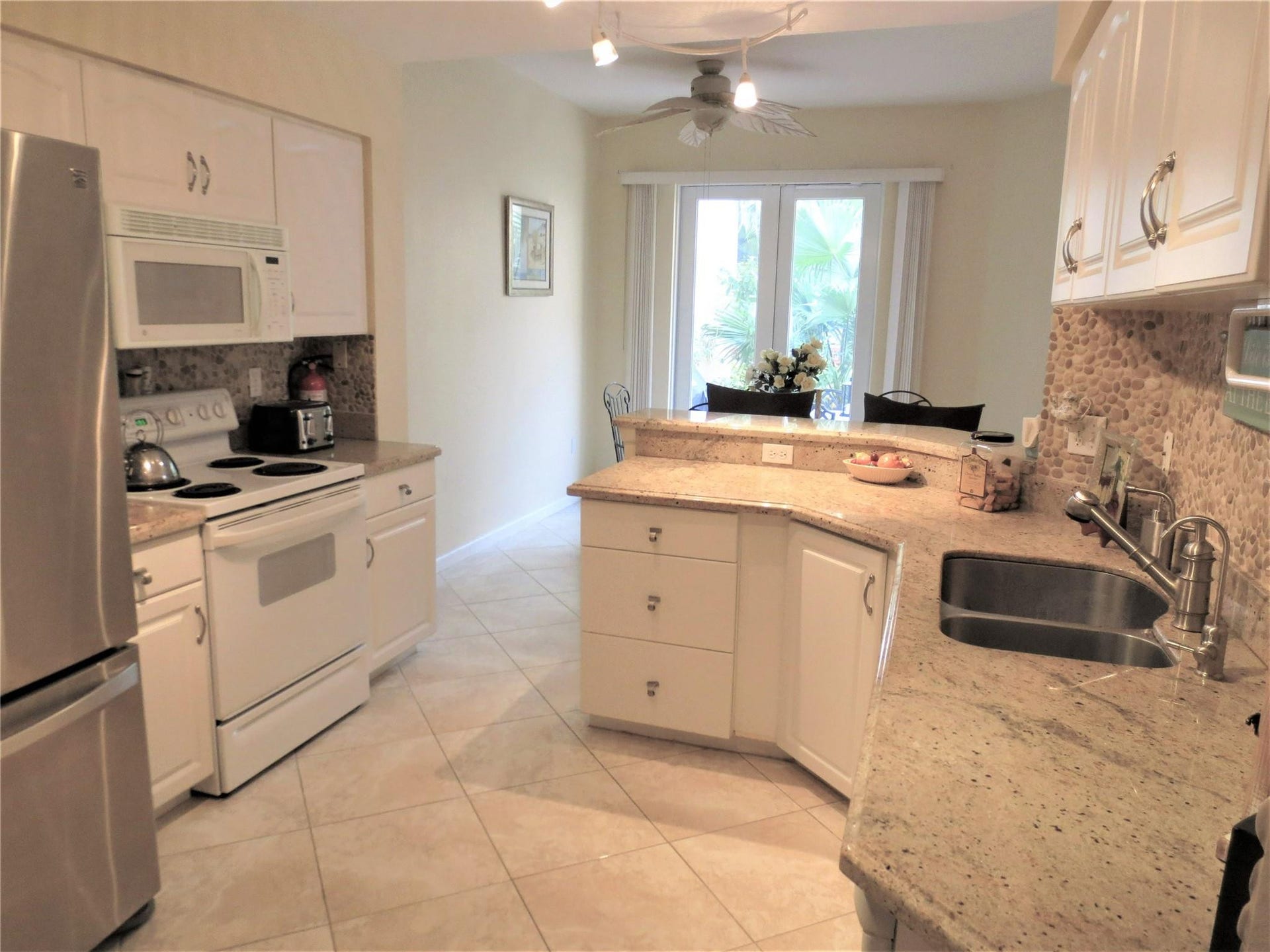 1900 Oceanwalk Lane, #117, Lauderdale By The Sea, FL 33062 Kitchen