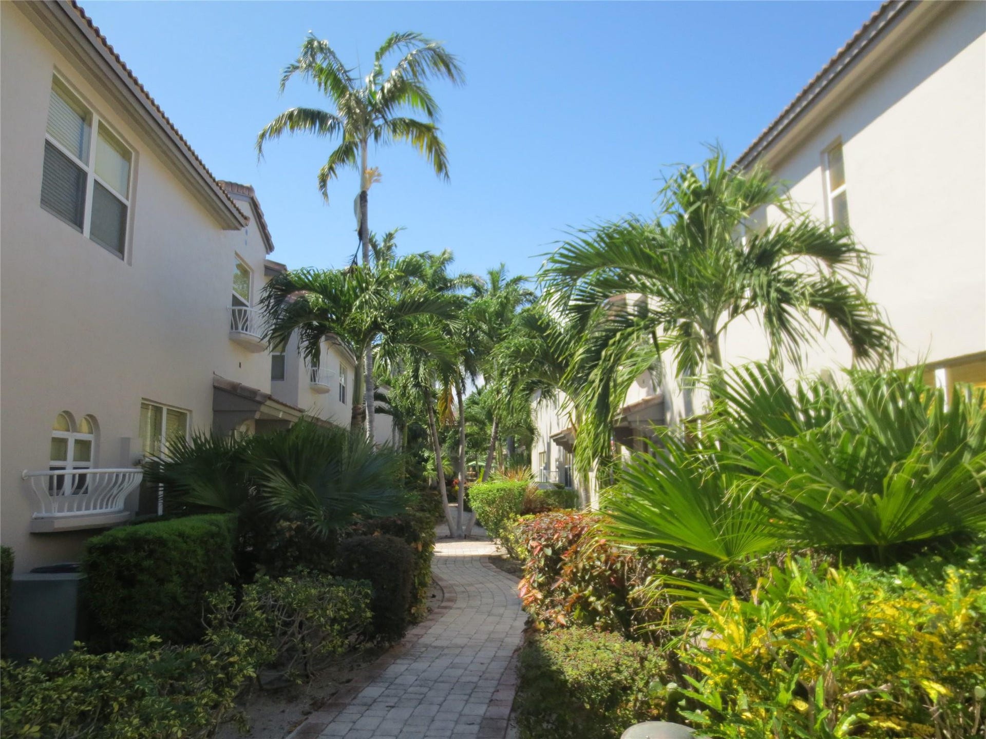 1900 Oceanwalk Lane, #117, Lauderdale By The Sea, FL 33062 Courtyard