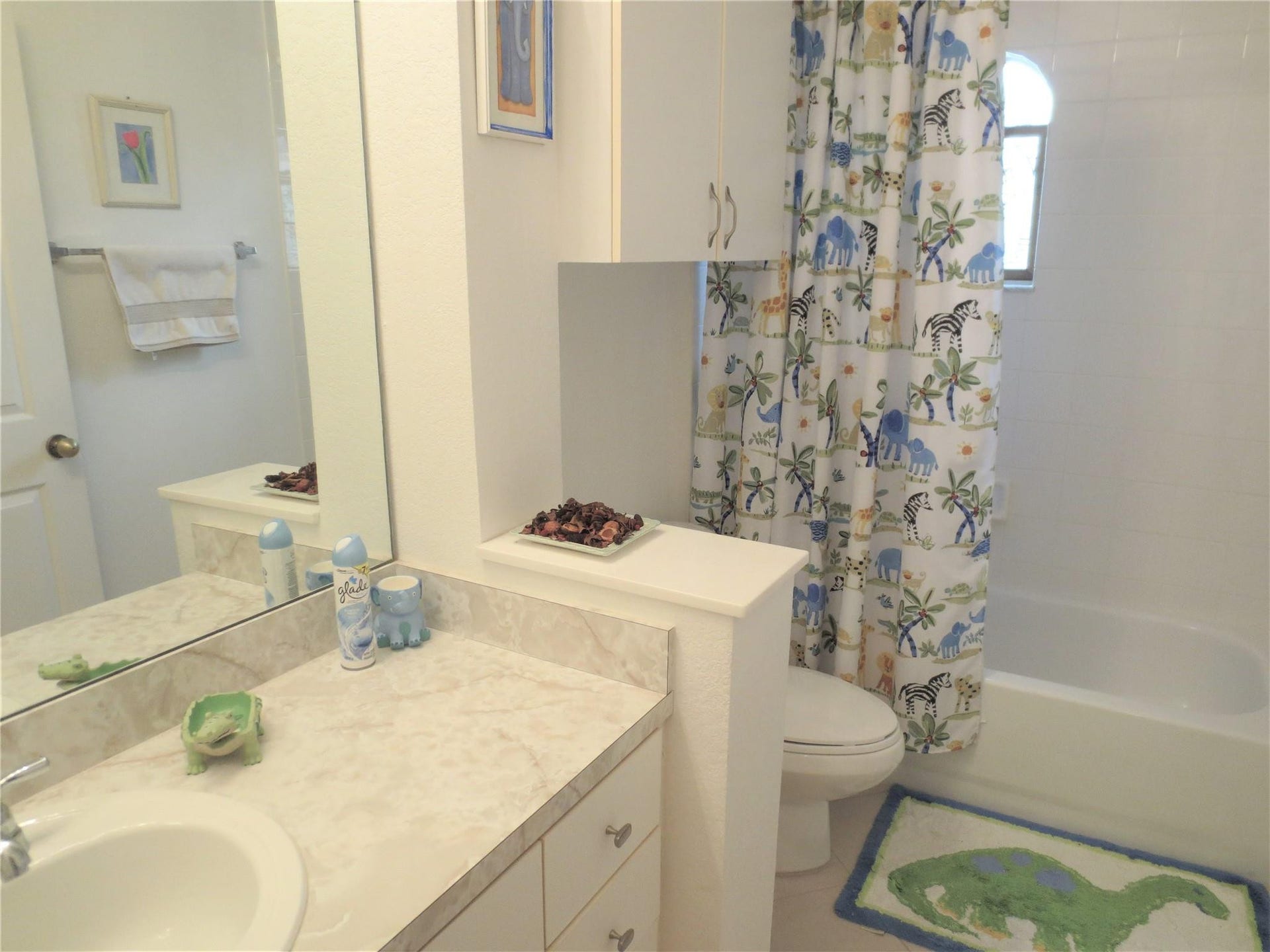 1900 Oceanwalk Lane, #117, Lauderdale By The Sea, FL 33062 2nd Floor Hall Bath
