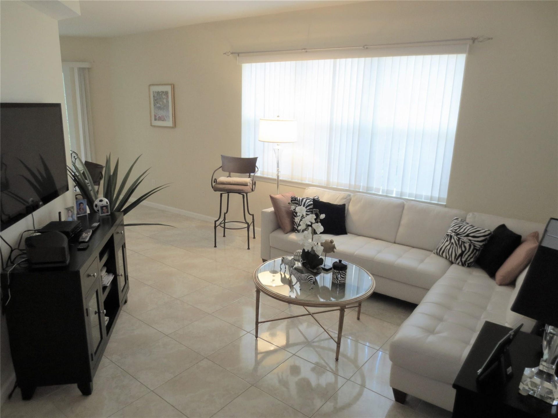 1900 Oceanwalk Lane, #117, Lauderdale By The Sea, FL 33062 Living Room