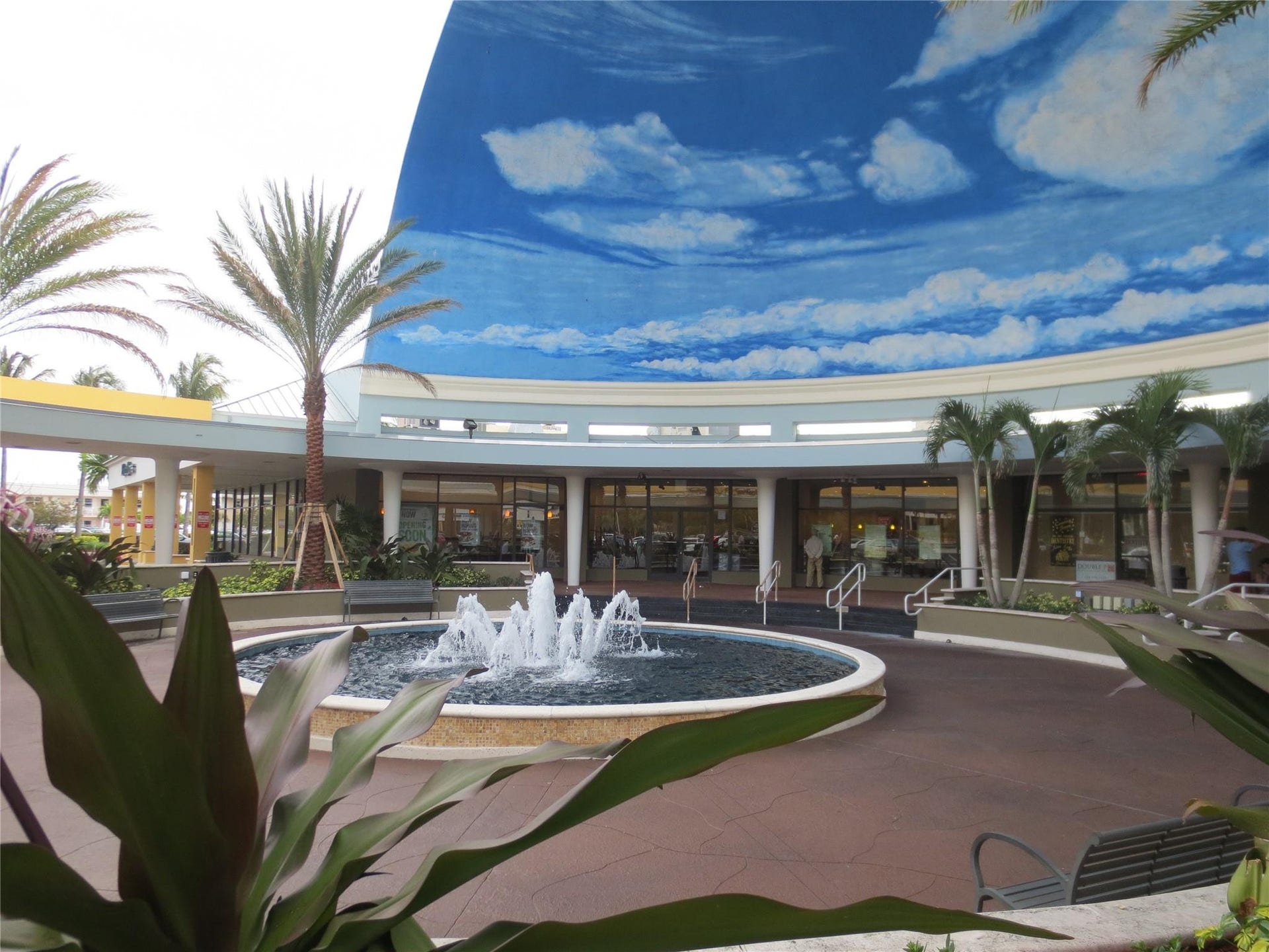 1900 Oceanwalk Lane, #117, Lauderdale By The Sea, FL 33062 Convenient to Sea Ranch Plaza Shops & Restaurants