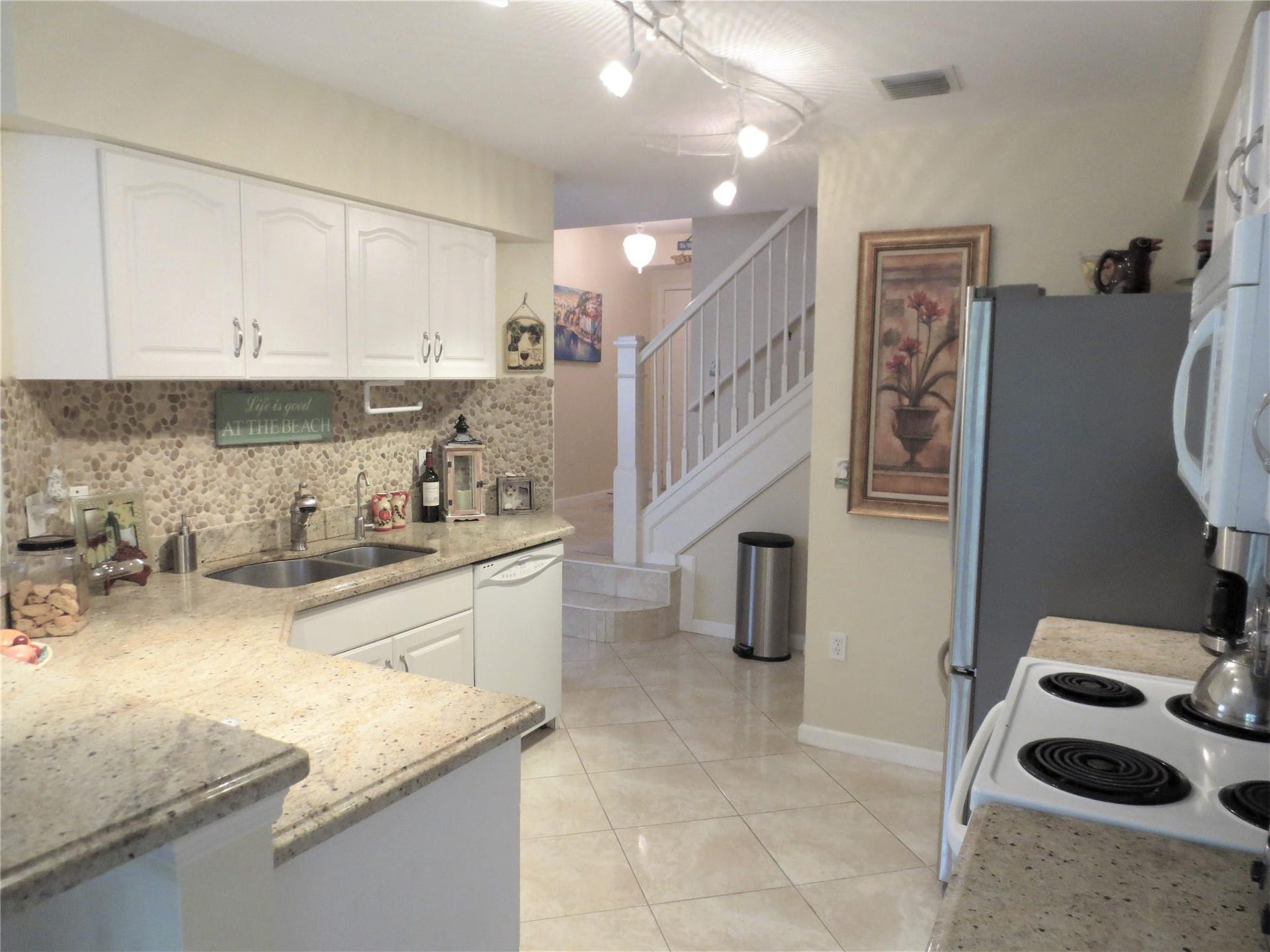 1900 Oceanwalk Lane, #117, Lauderdale By The Sea, FL 33062 Kitchen