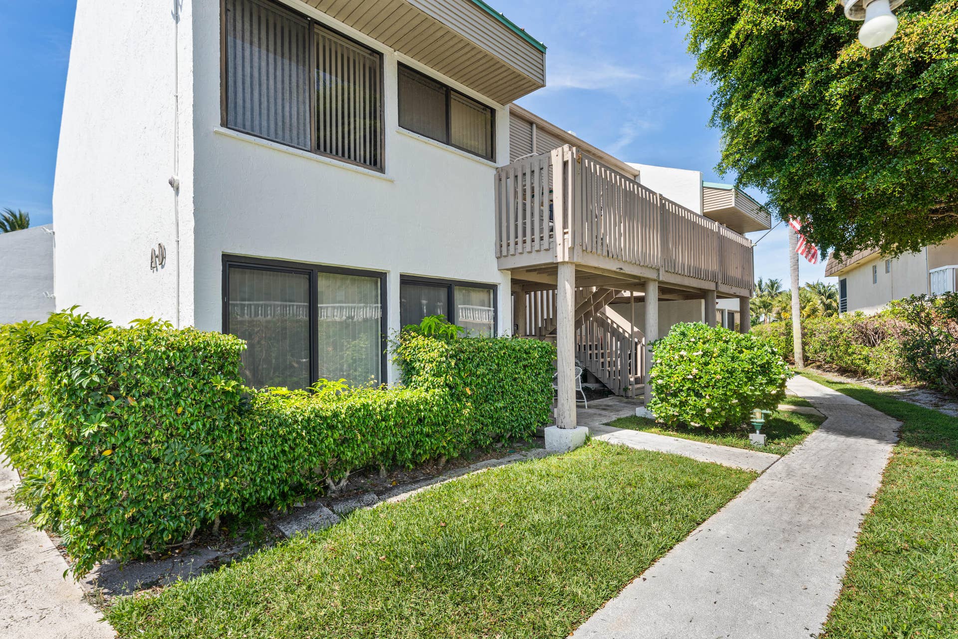 412 Southwind Drive, #B2, North Palm Beach, FL 33408 Building Walkway