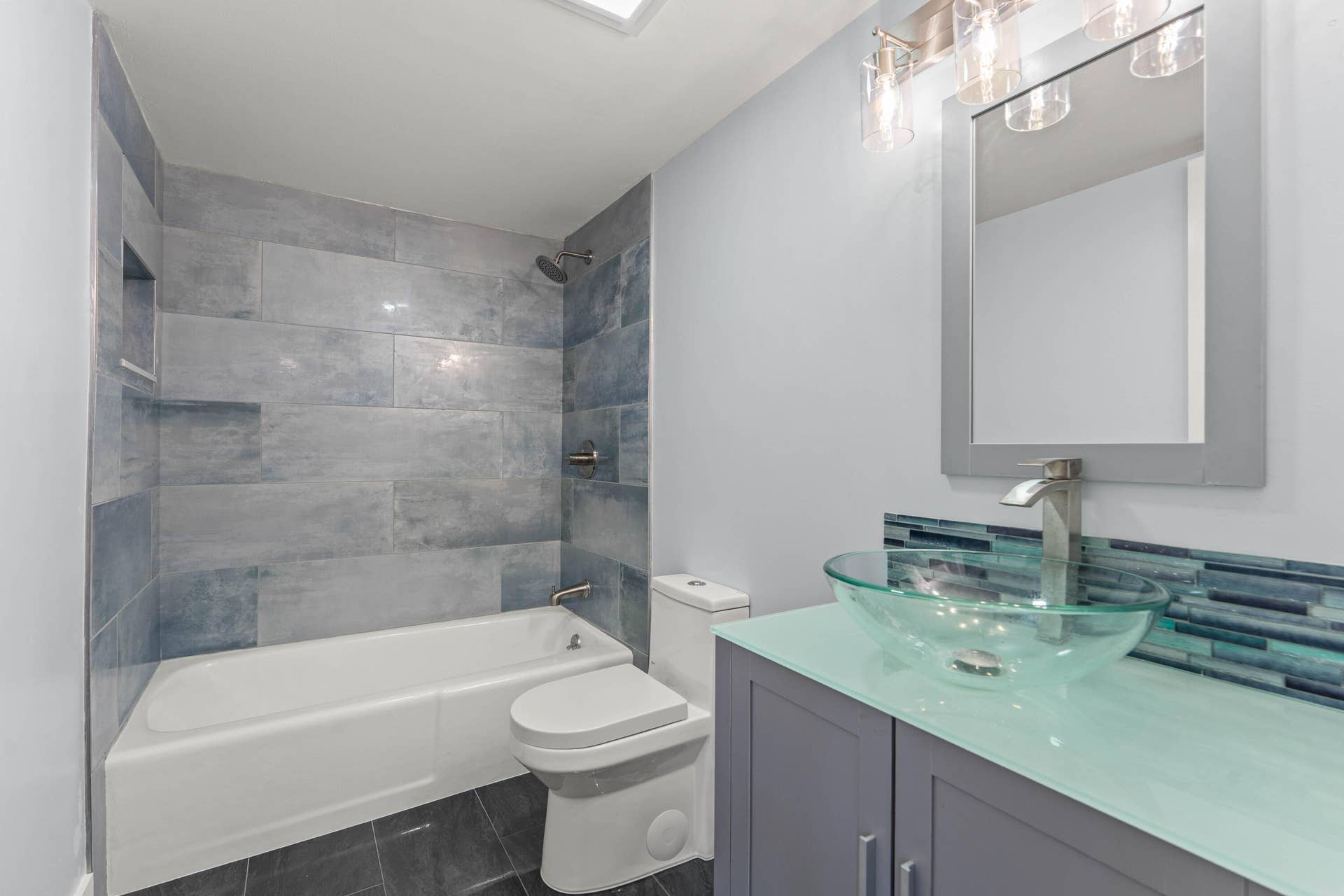 412 Southwind Drive, #B2, North Palm Beach, FL 33408 Second Bathroom