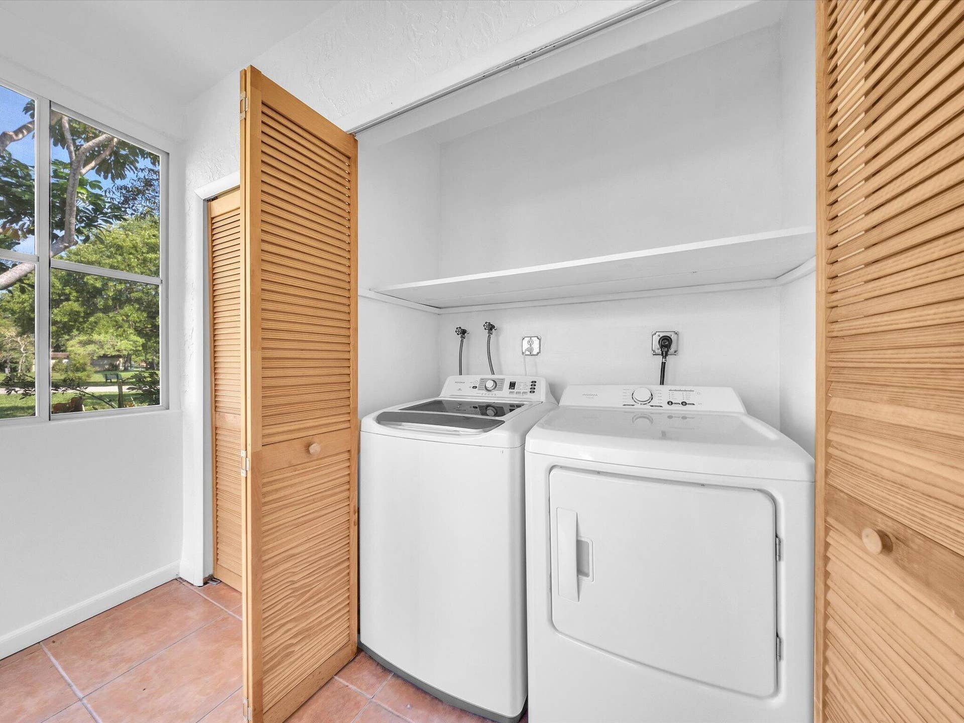 417 SW Natura Avenue, #B, Deerfield Beach, FL 33441 17-DSC7324