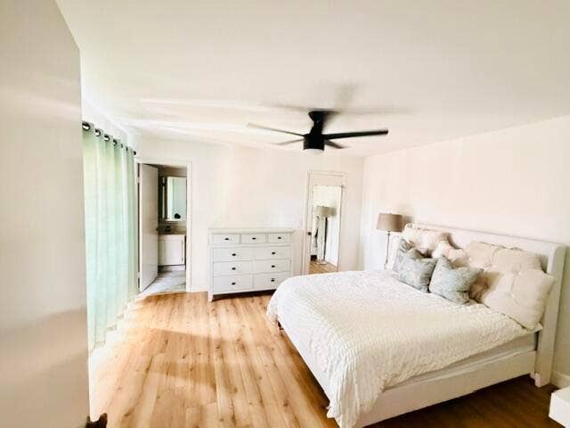 825 Center Street, #22a, Jupiter, FL 33458 Ensuite bedroom with walk-in closet