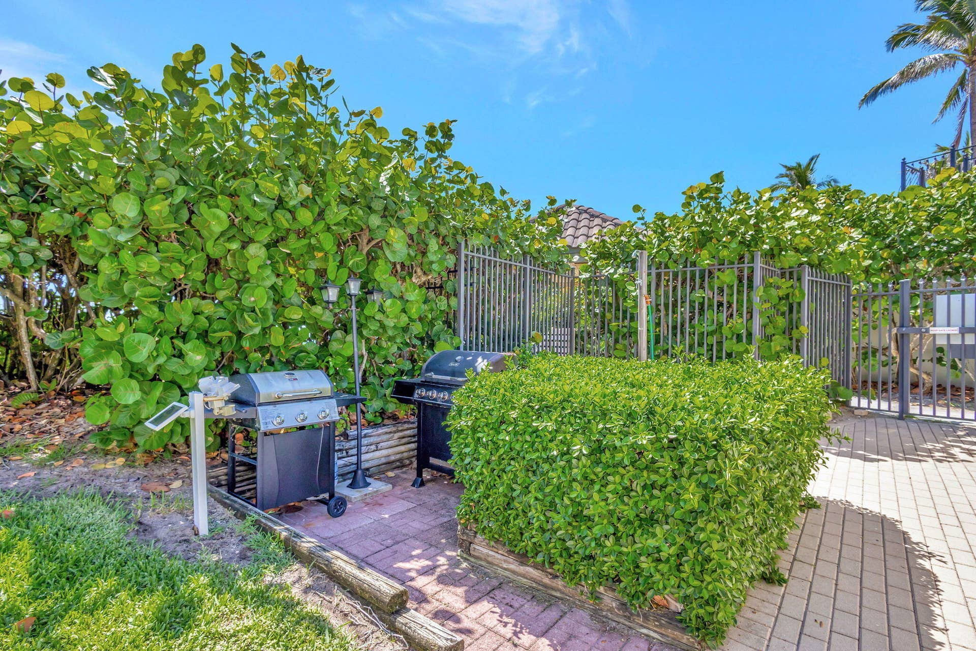 800 Ocean Drive, #404, Juno Beach, FL 33408 Grill Area