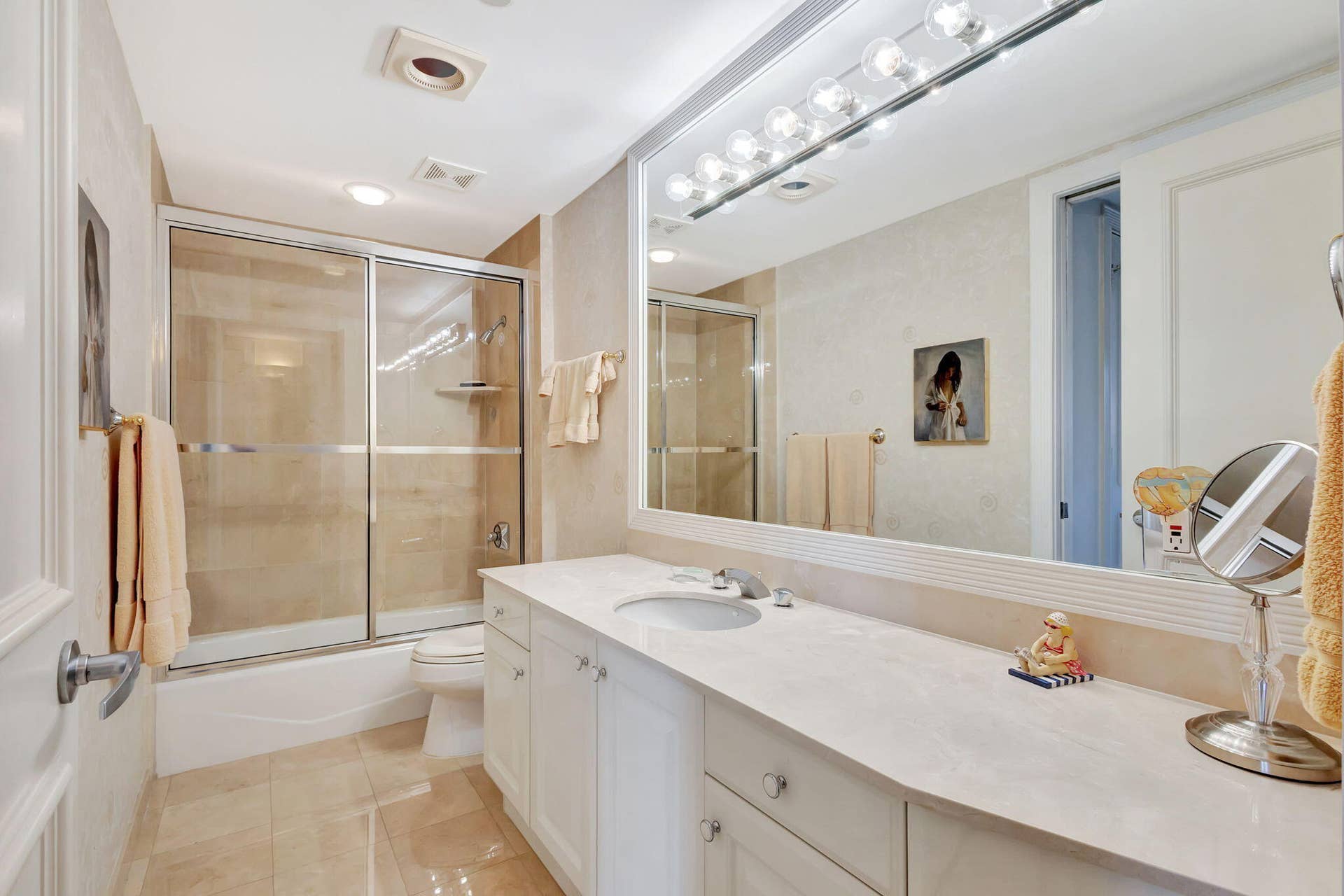 800 Ocean Drive, #404, Juno Beach, FL 33408 En Suite Full Bath