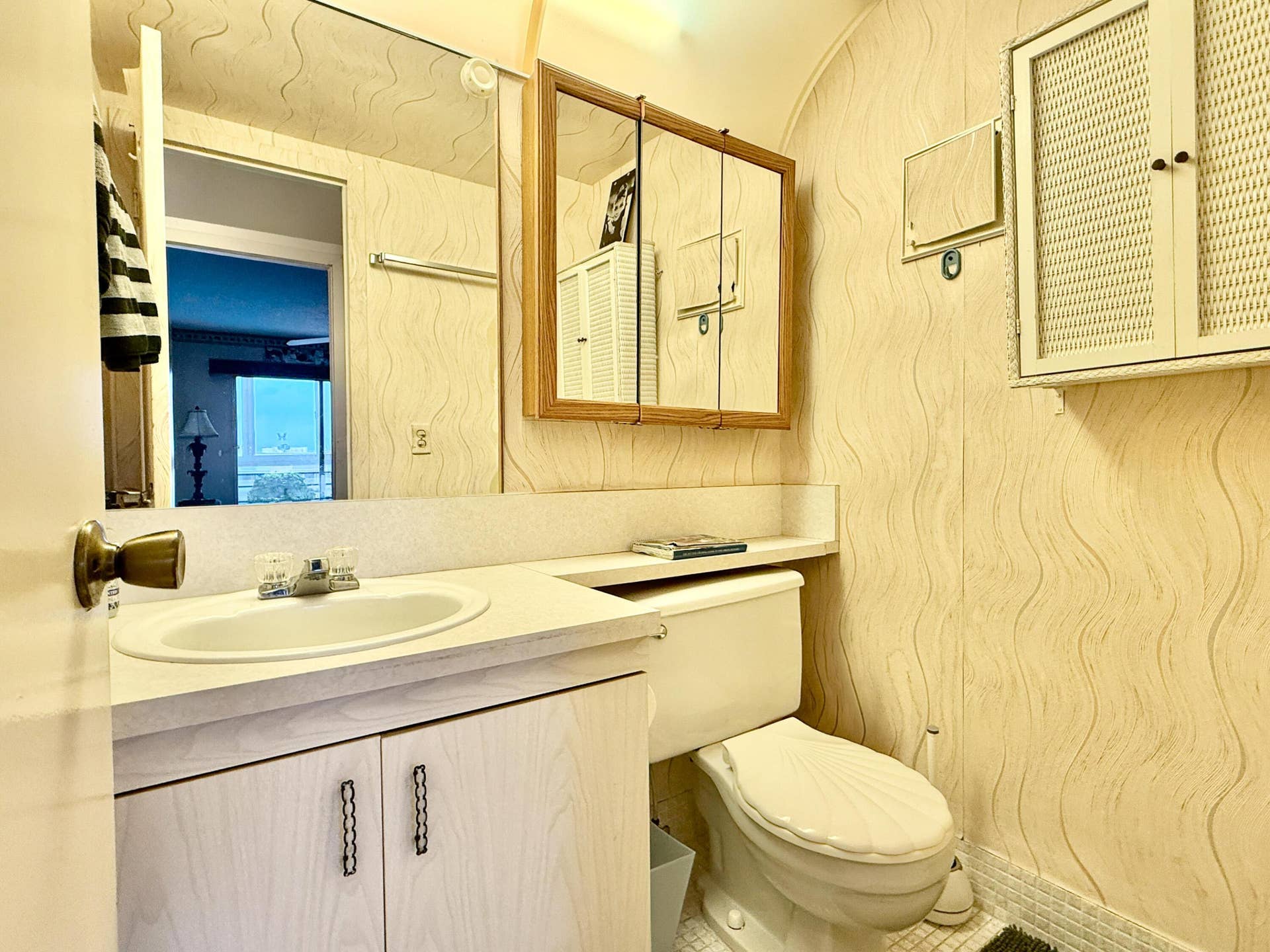 4046 Guildford C, Boca Raton, FL 33434 Half bath